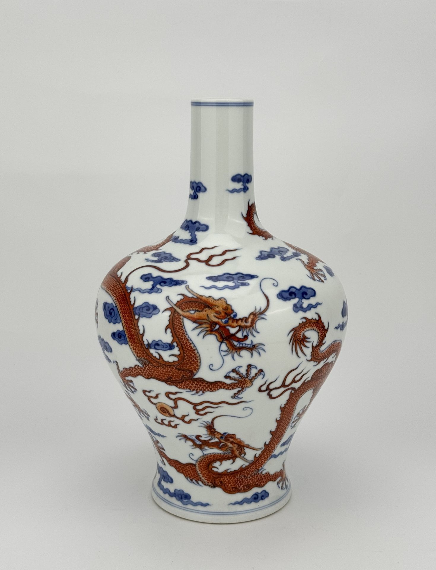 A Chinese Famille Rose vase, 17TH/18TH Century Pr. 