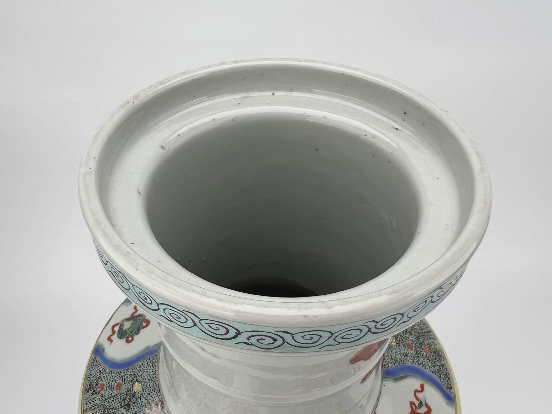 A Chinese Famille Rose vase, 18TH/19TH Century Pr.  - Bild 7 aus 10