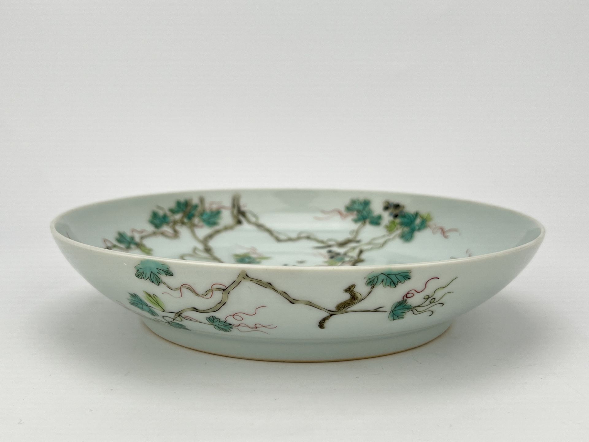 A Chinese Famille Rose dish, 18TH/19TH Century Pr.  - Bild 3 aus 8