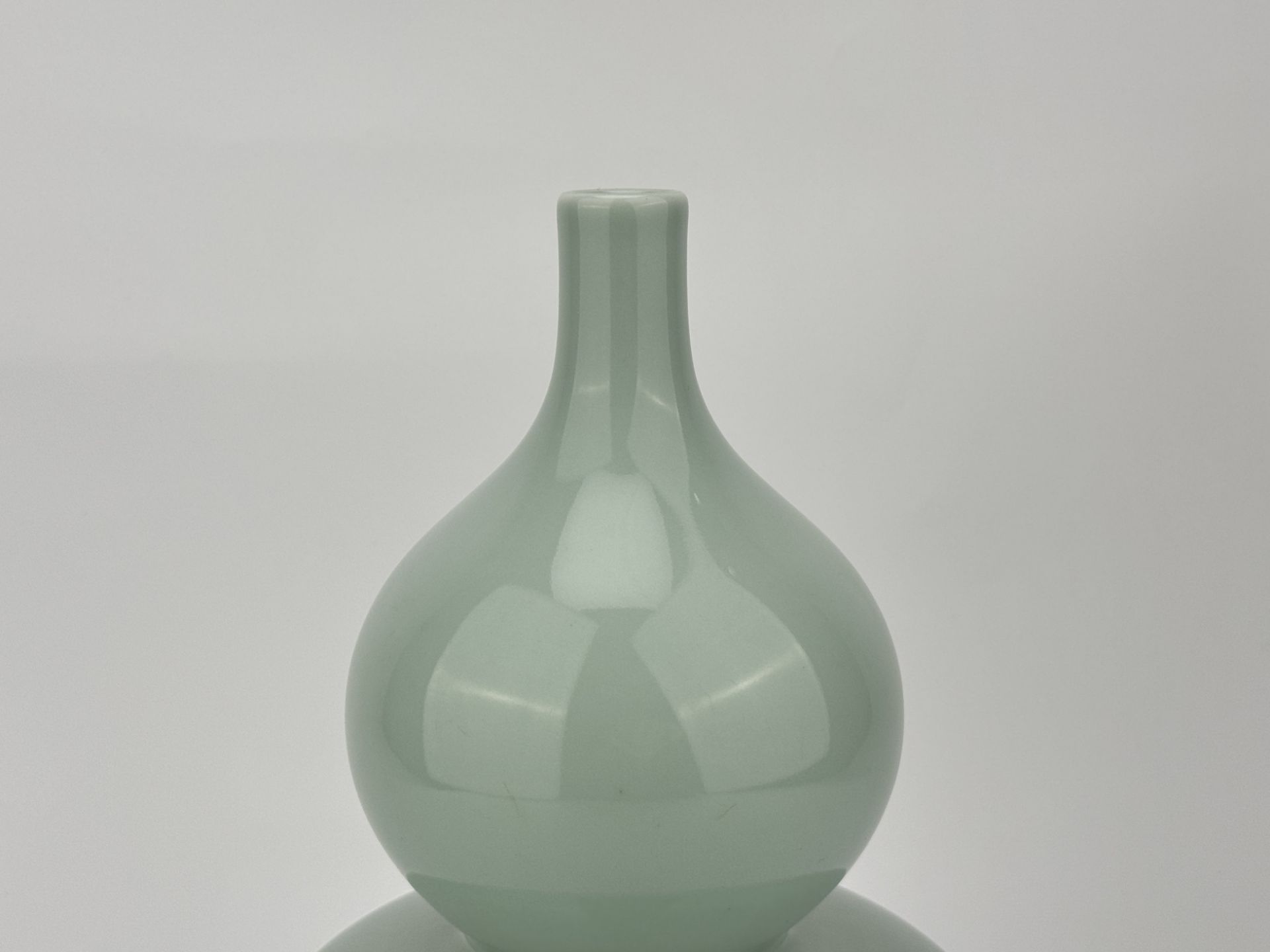 A Chinese pale blue vase, 17TH/18TH Century Pr.  - Bild 2 aus 4