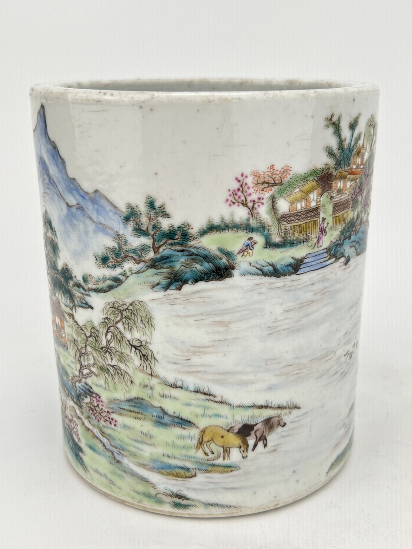 A Chinese Famille Rose brushpot, 18TH/19TH Century Pr.  - Bild 3 aus 9