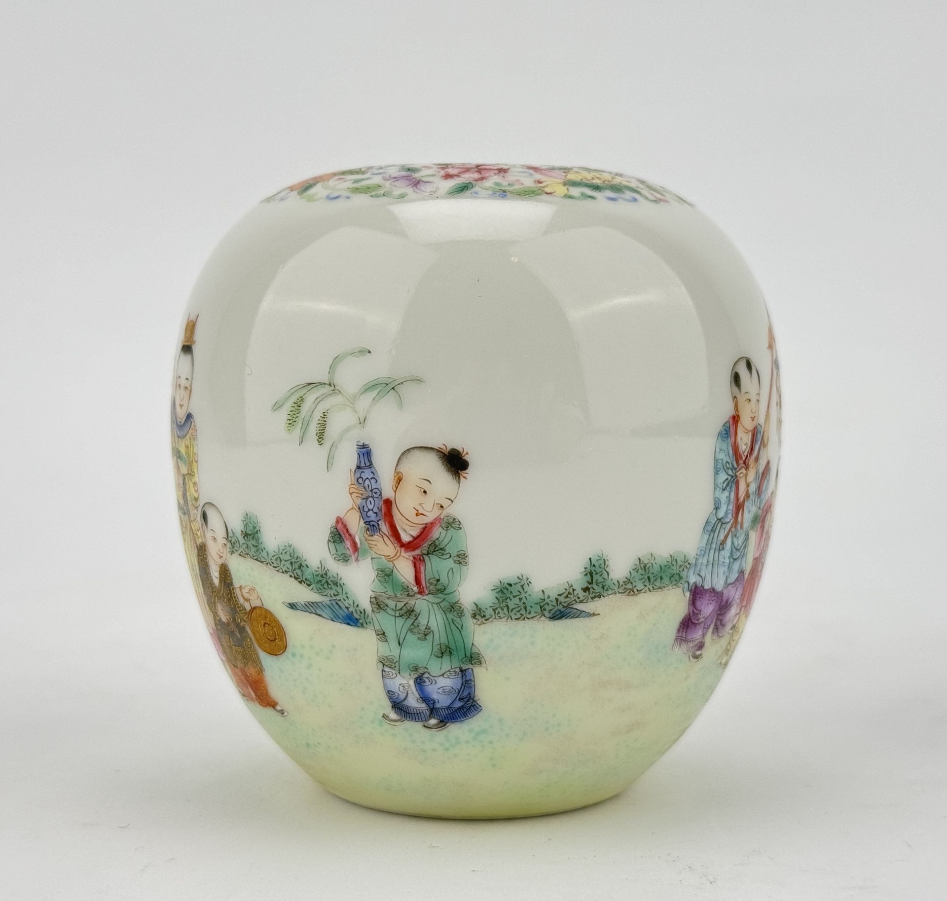 A Chinese Famille Rose water pot, 19TH/20TH Century Pr.  - Bild 3 aus 5