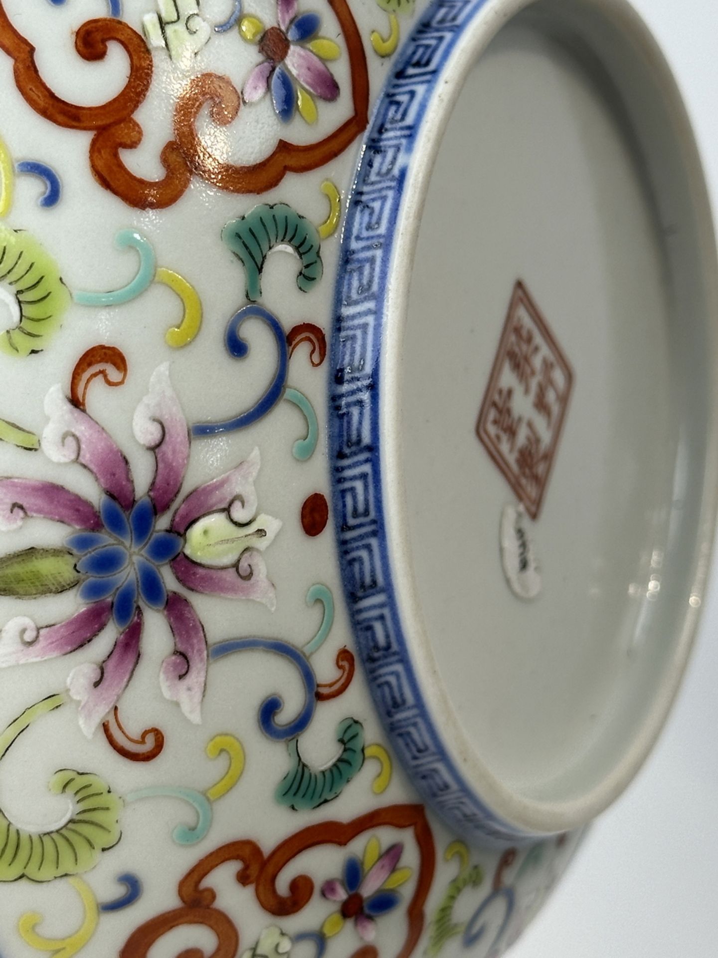 A Chinese Famille Rose dish, 18TH/19TH Century Pr.  - Bild 9 aus 11