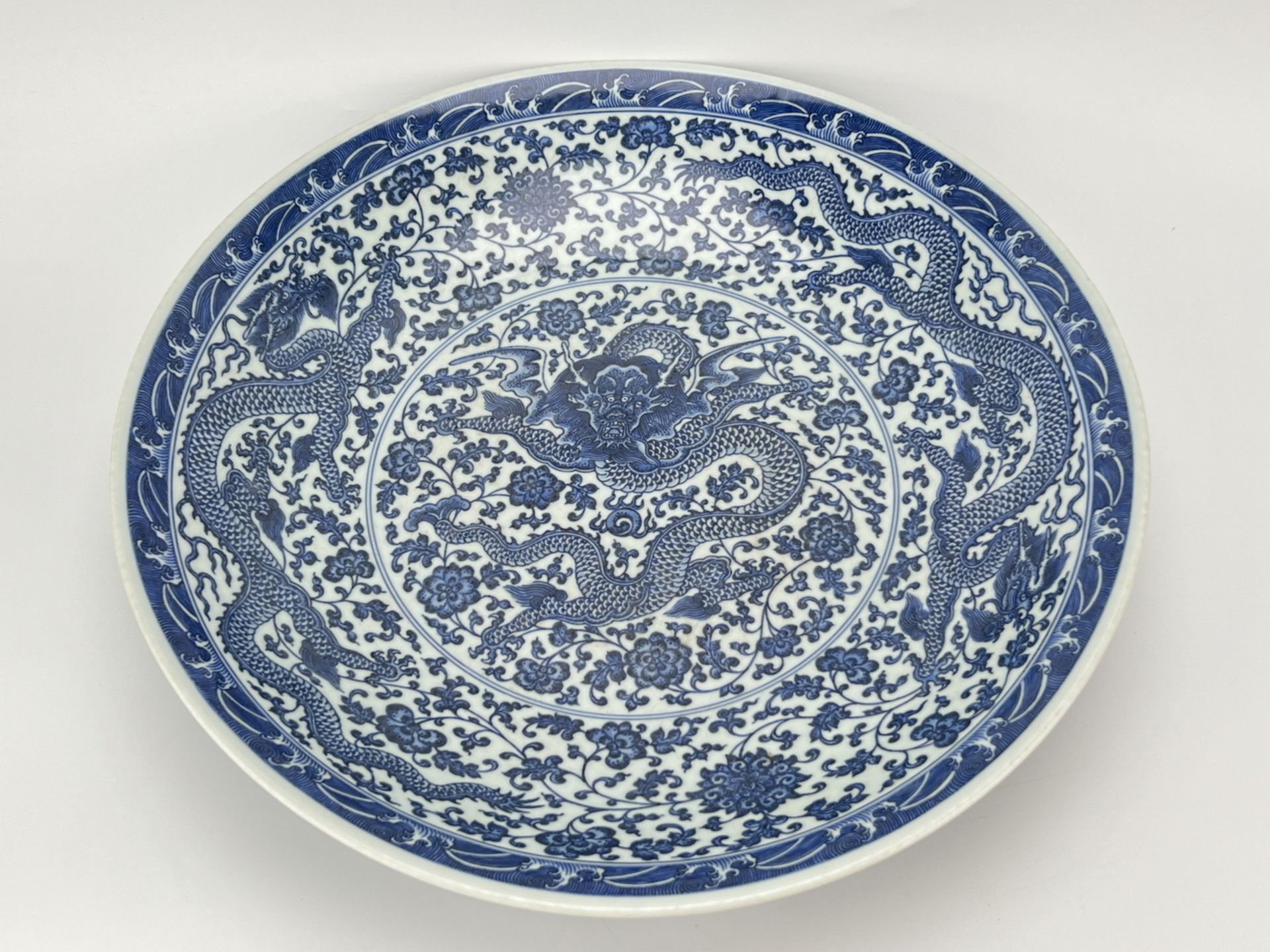 A large Chinese Blue&White dish, 17TH/18TH Century Pr.  - Bild 6 aus 15