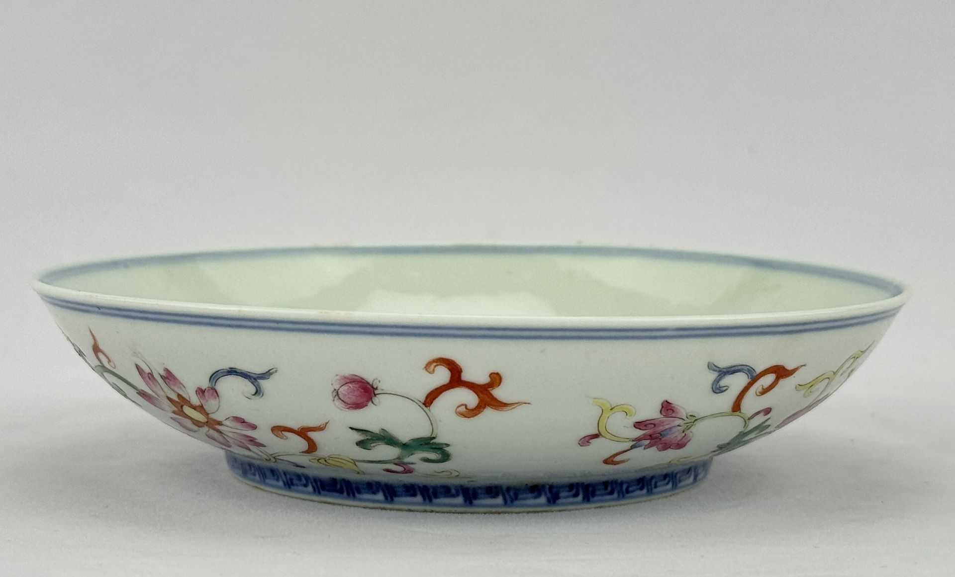 A Chinese Famille Rose dish, 18TH/19TH Century Pr.  - Bild 6 aus 6