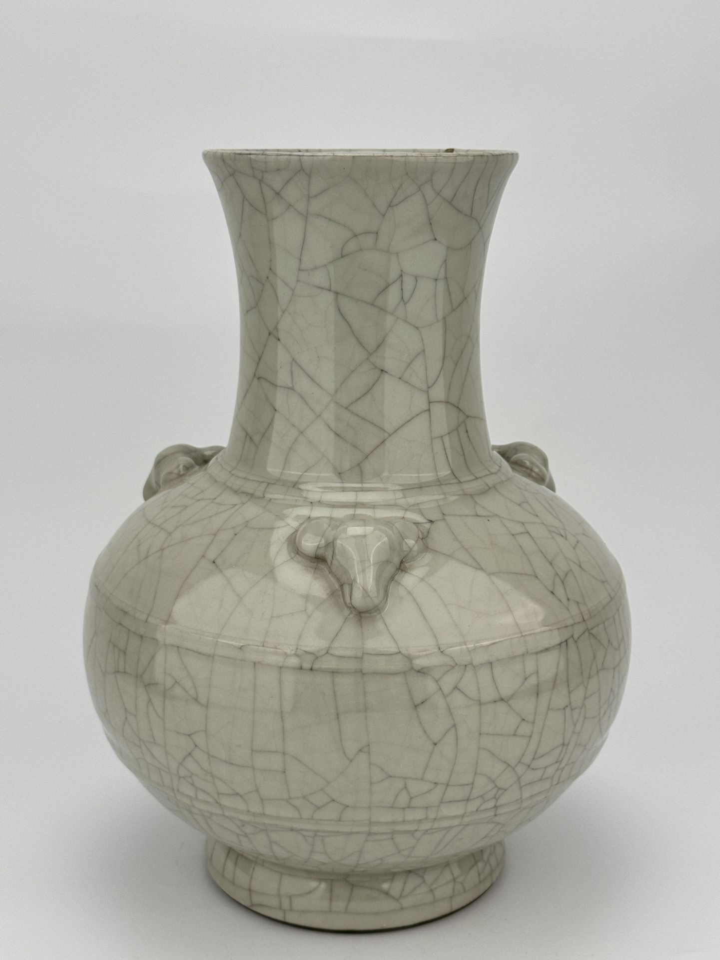 A Chinese Ge-type vase, 17TH/18TH Century Pr. 