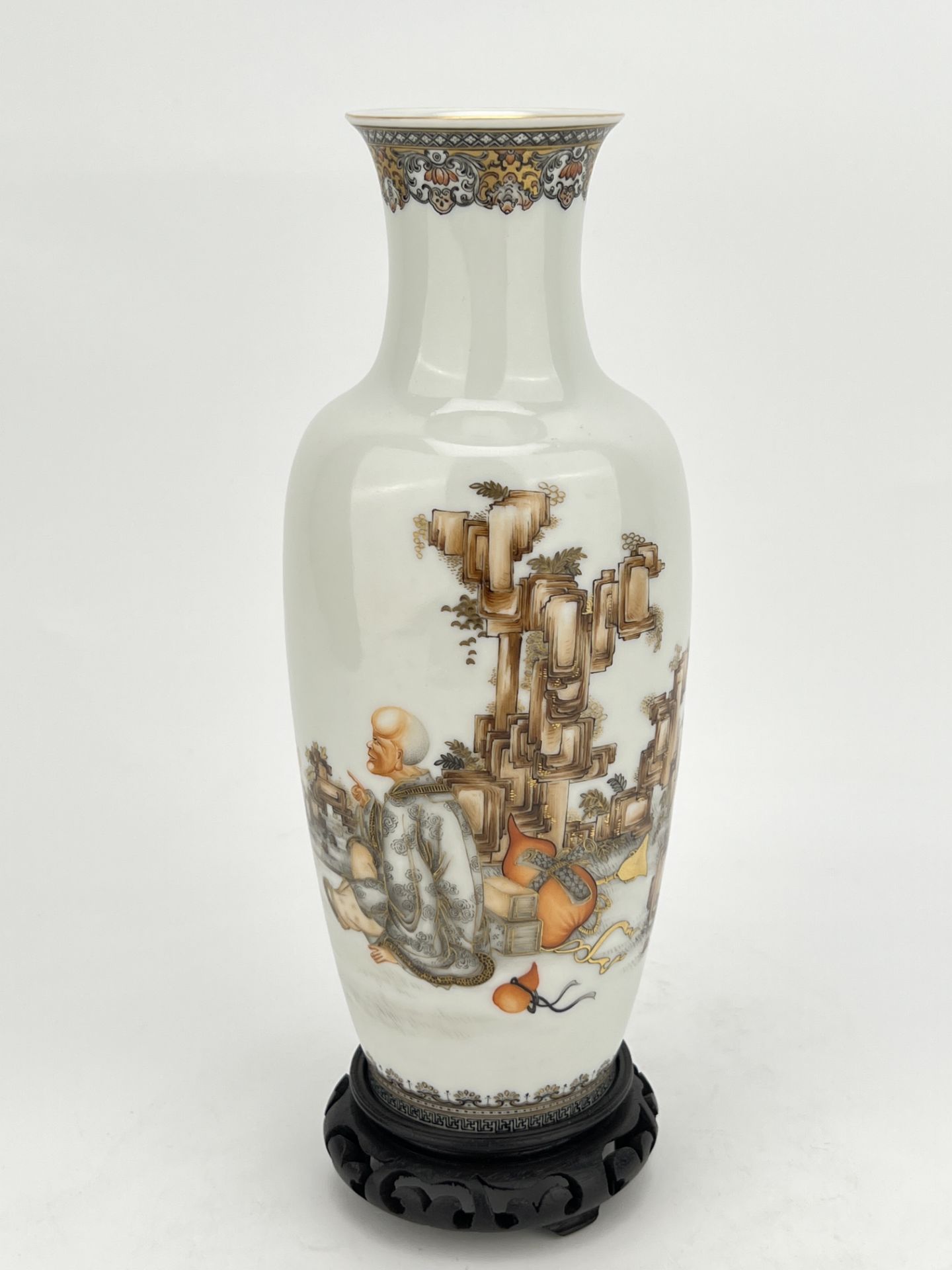 A Chinese Famille Rose gilt vase, 19TH/20TH Century Pr.