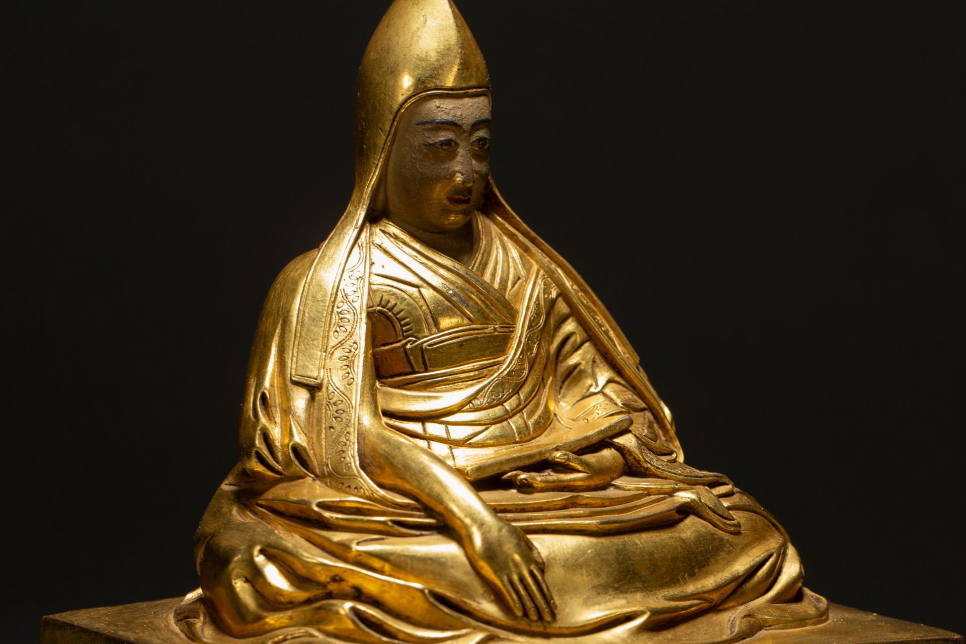 A Chinese gilt bronze figure, 16TH/17TH Century Pr.  - Bild 6 aus 9
