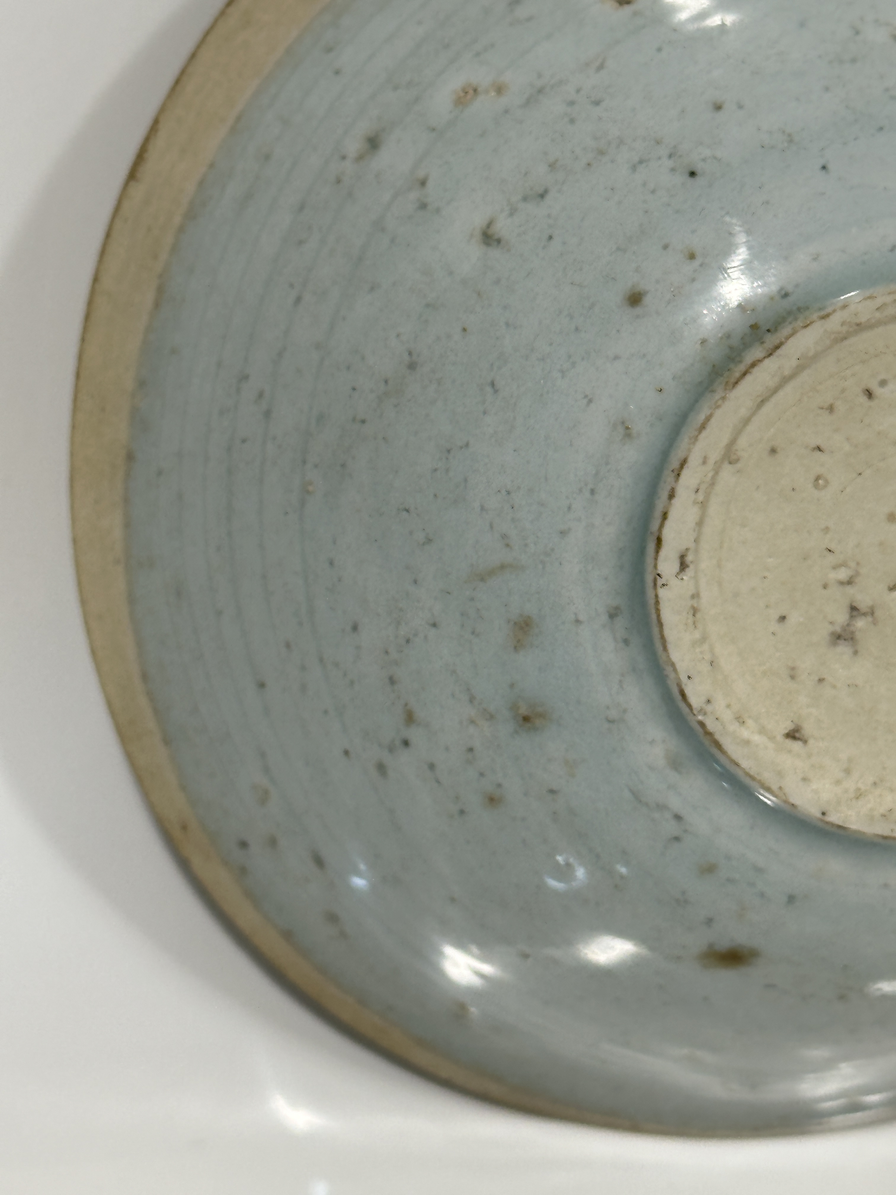 A Chinese pale celadon bowl, 16/17 Century Pr. - Image 10 of 11