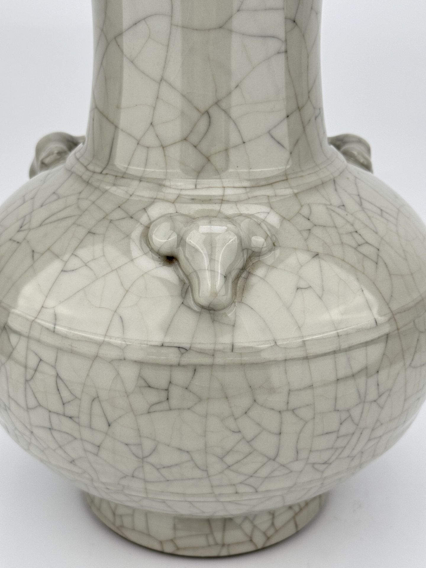 A Chinese Ge-type vase, 17TH/18TH Century Pr.  - Bild 4 aus 5