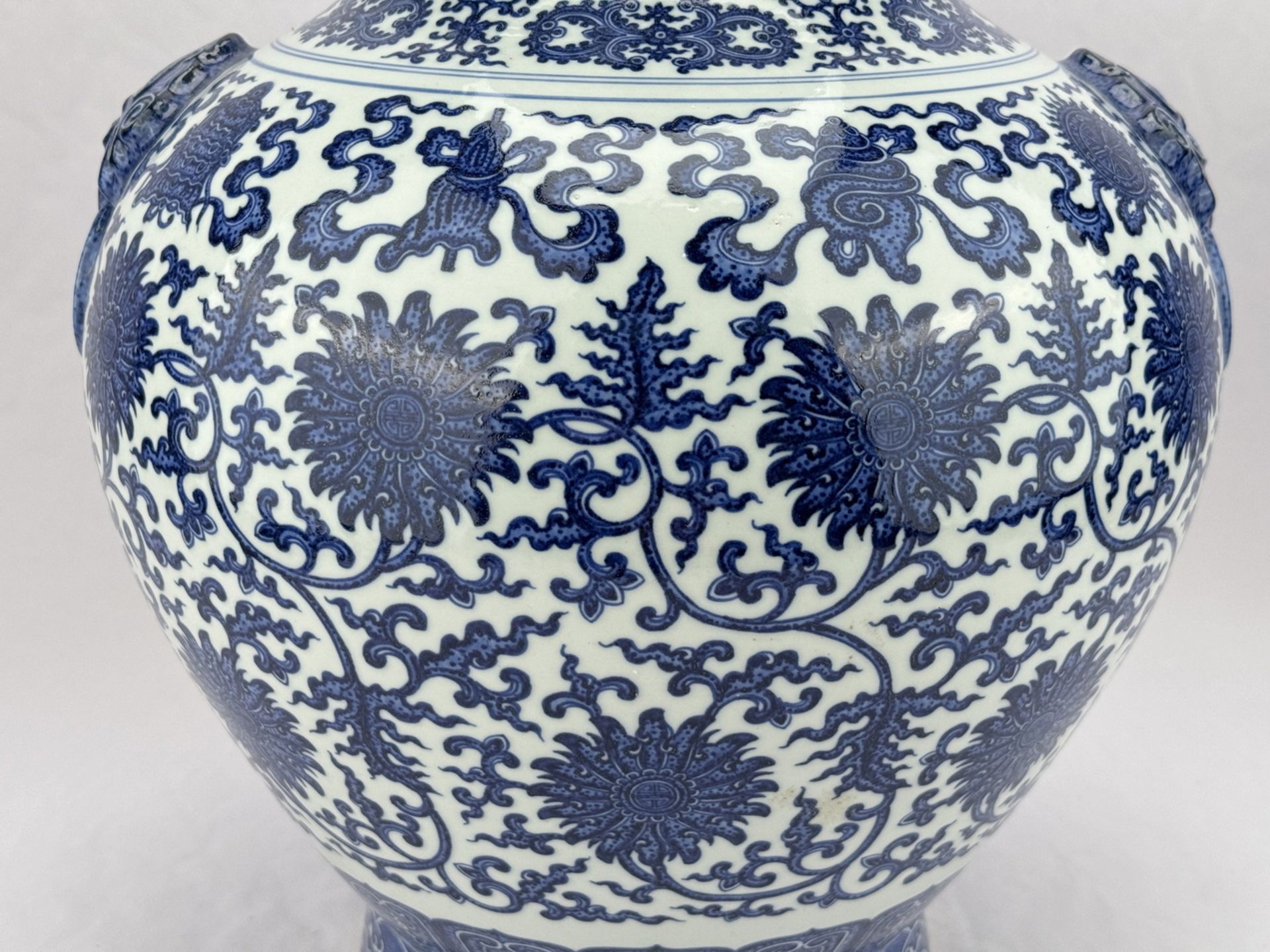 A large Chinese Blue&White vase, 17TH/18TH Century Pr.  - Bild 6 aus 11