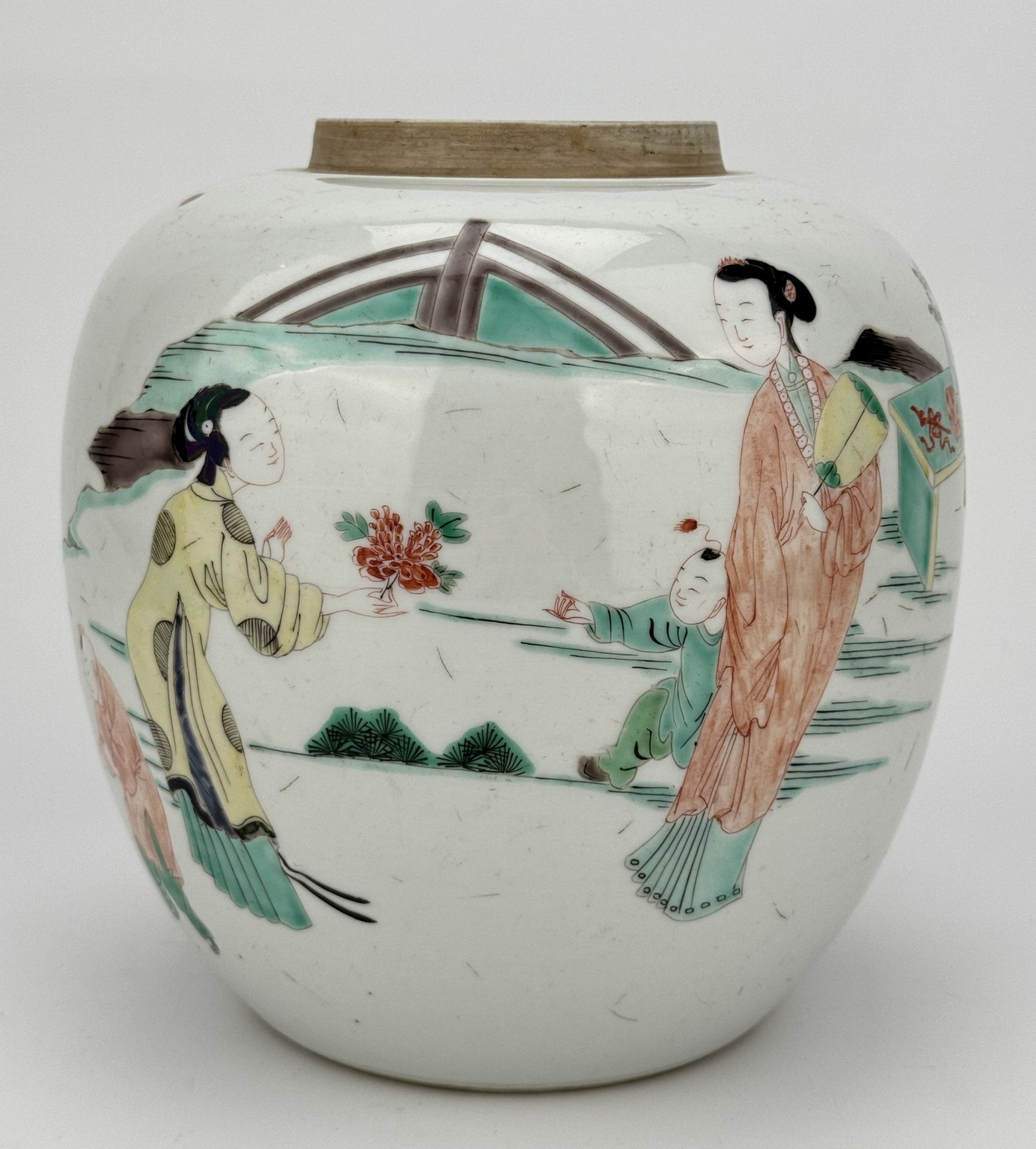 A Chinese Famille Rose jar, 16TH/17TH Century Pr.  - Bild 3 aus 9