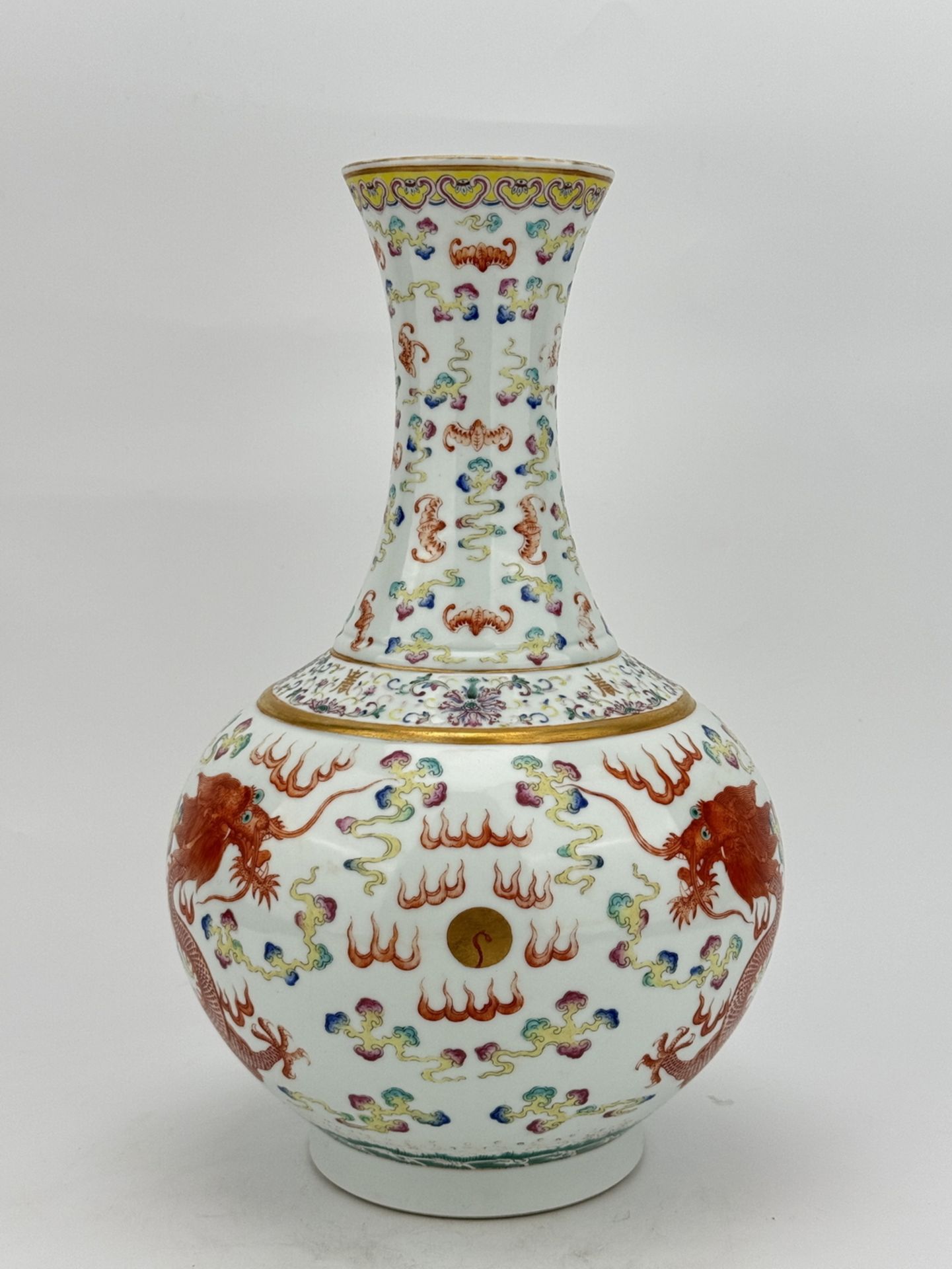 A Chinese Famille Rose vase, 19TH/20TH Century Pr.  - Bild 5 aus 9