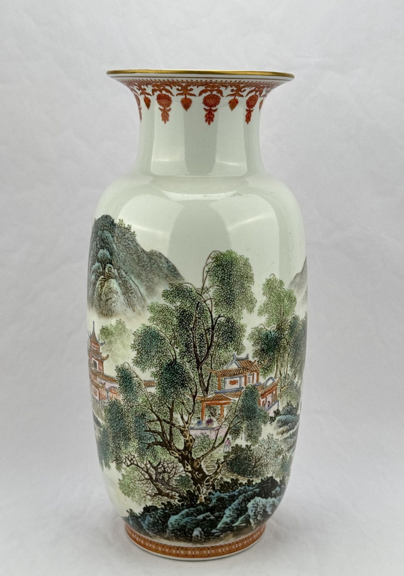 A Chinese porcelain vase, 19TH/21TH Century Pr. - Image 2 of 13