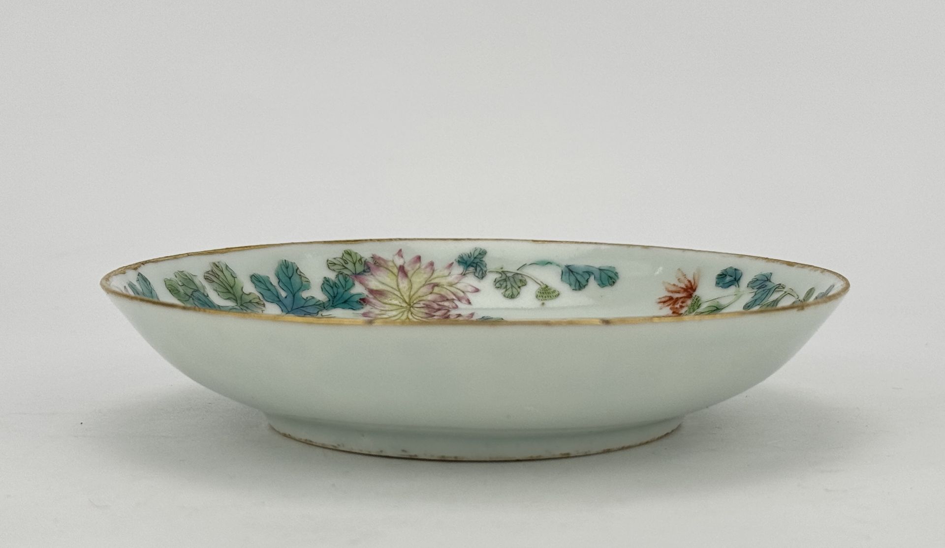 A Chinese Famille Rose dish, 18TH/19TH Century Pr.  - Bild 3 aus 5