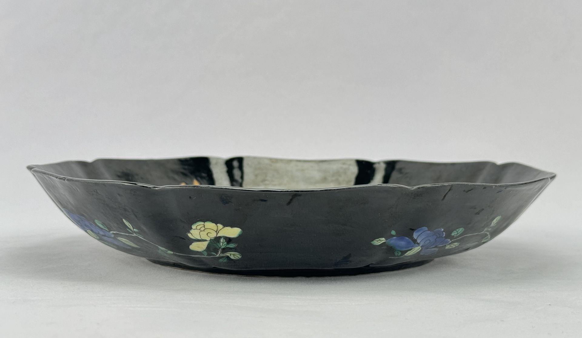 A Chinese Famille Rose dish, 17TH/18TH Century Pr. - Bild 9 aus 9