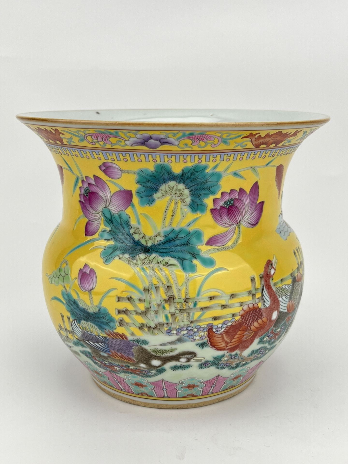 A Chinese Famille Rose vase, 19TH/20TH Century Pr.  - Bild 2 aus 9