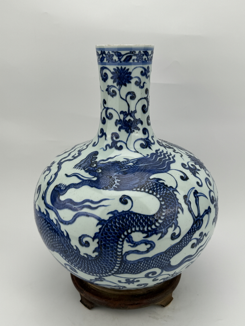 A Chinese Blue&White ball vase, 17TH/18TH Century Pr. 