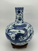 A Chinese Blue&White ball vase, 17TH/18TH Century Pr.