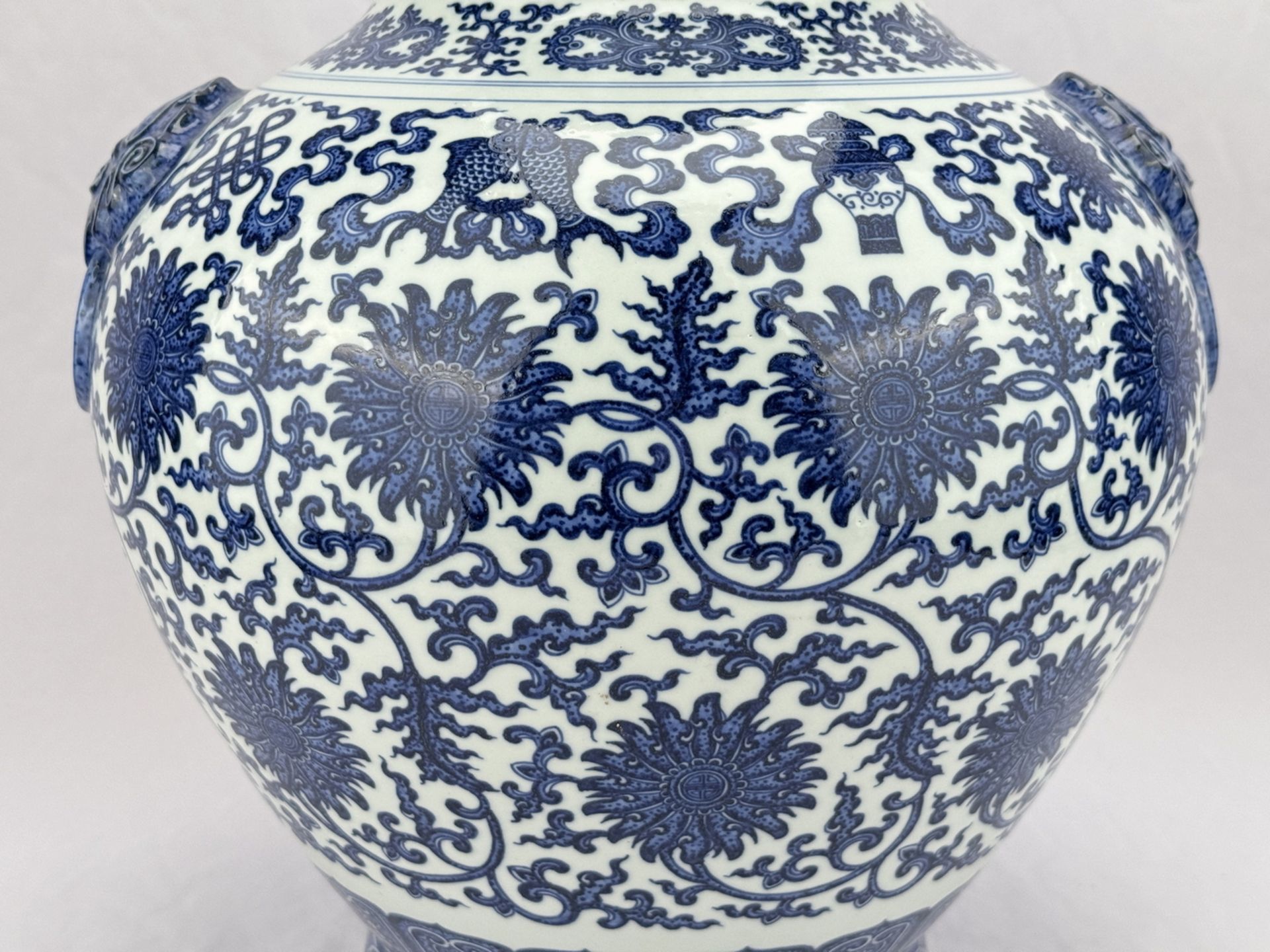 A large Chinese Blue&White vase, 17TH/18TH Century Pr.  - Bild 5 aus 11