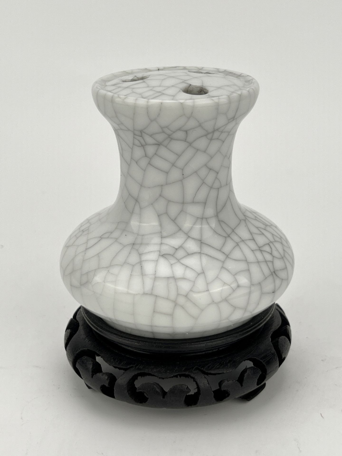 A Chinese Ge-type vase, 17TH/18TH Century Pr. 