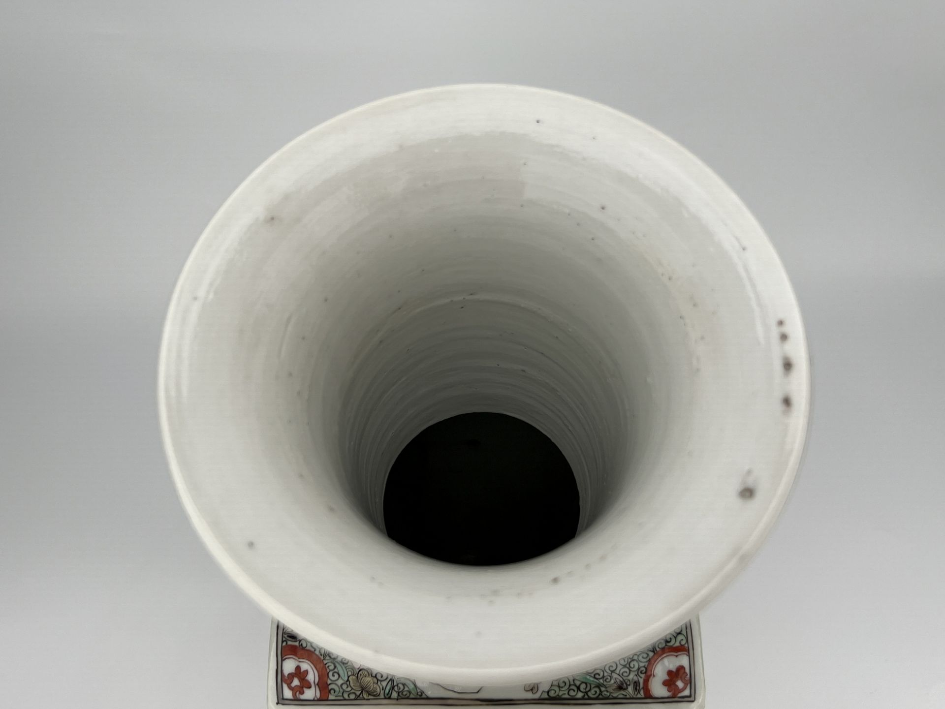 A Chinese Famille Rose vase, 17TH/18TH Century Pr. - Bild 3 aus 16