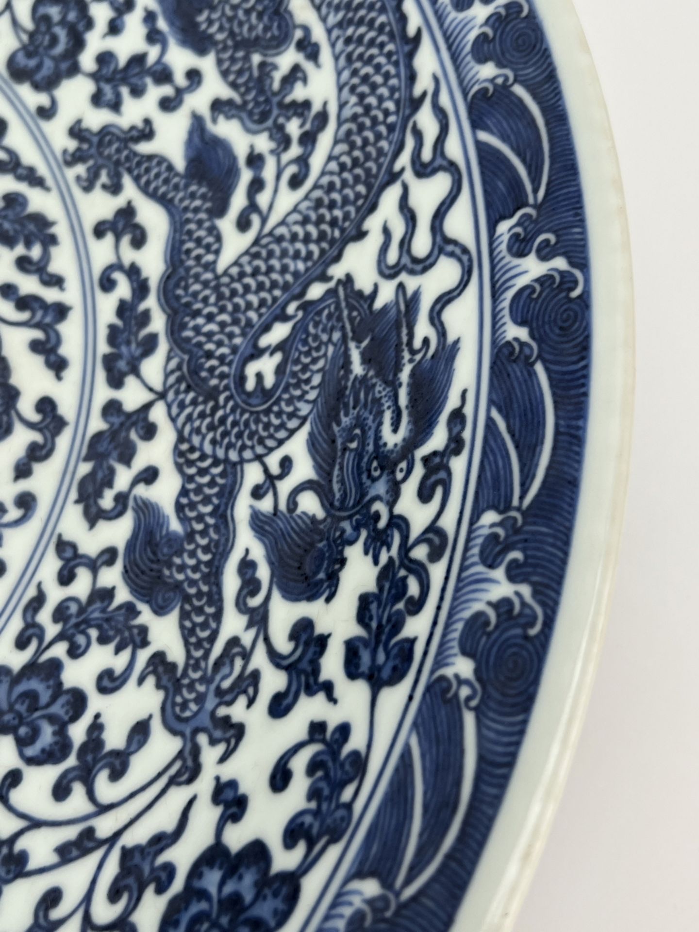 A large Chinese Blue&White dish, 17TH/18TH Century Pr.  - Bild 8 aus 15