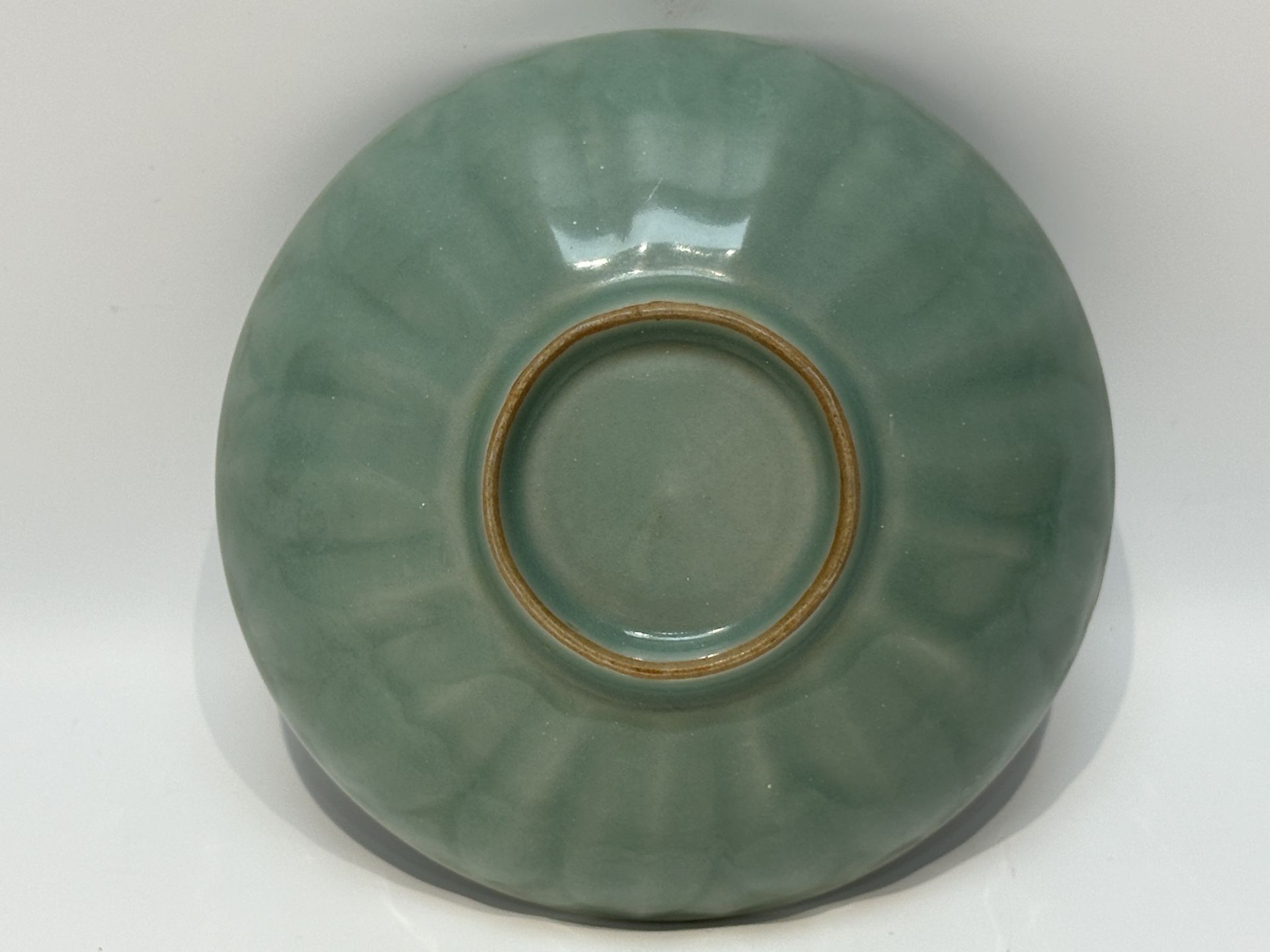 A Chinese celadon bowl, 17/18 Century Pr. - Bild 3 aus 7