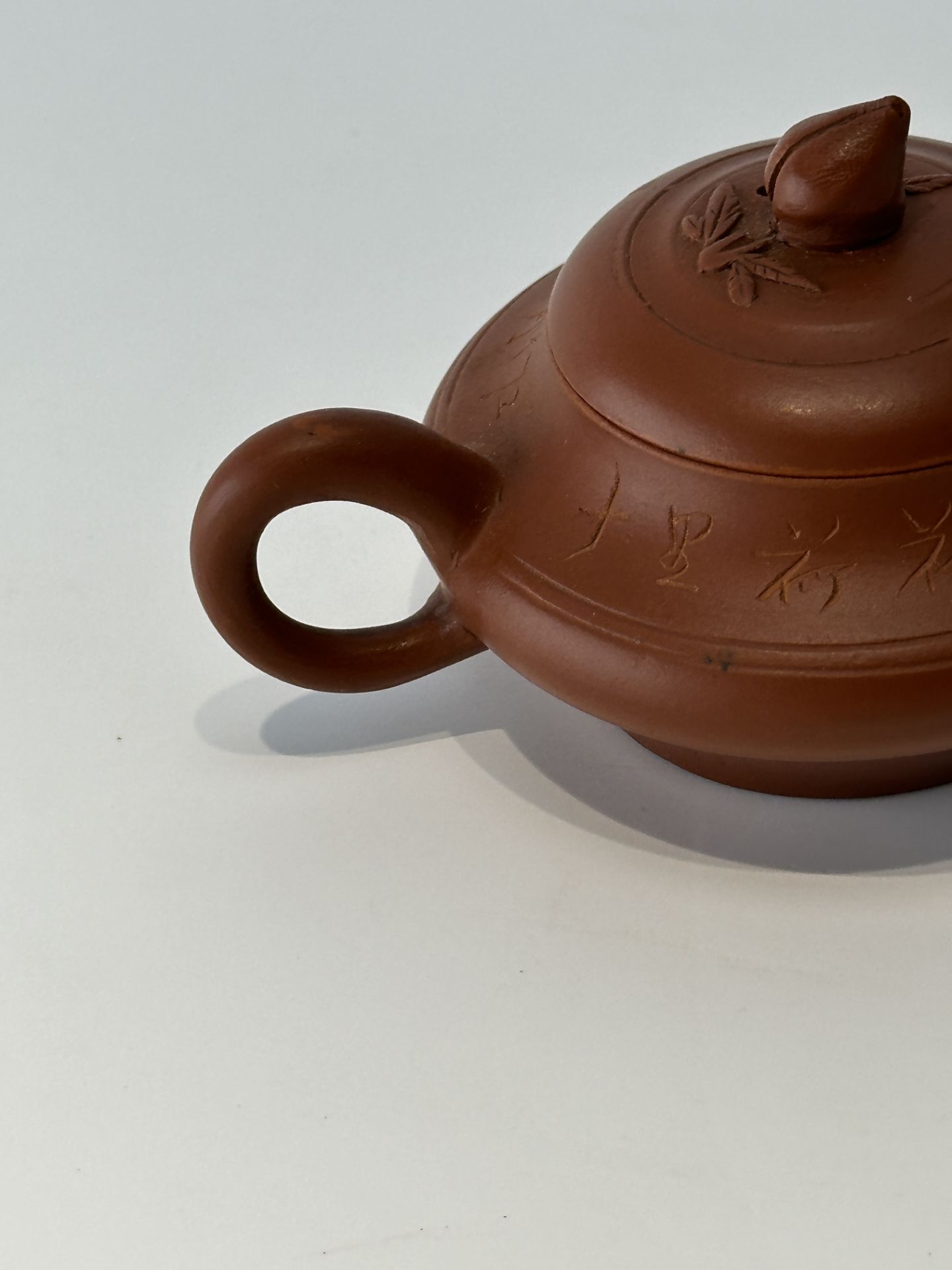 A Chinese miniature teapot, 19TH/20TH Century Pr.  - Bild 9 aus 11