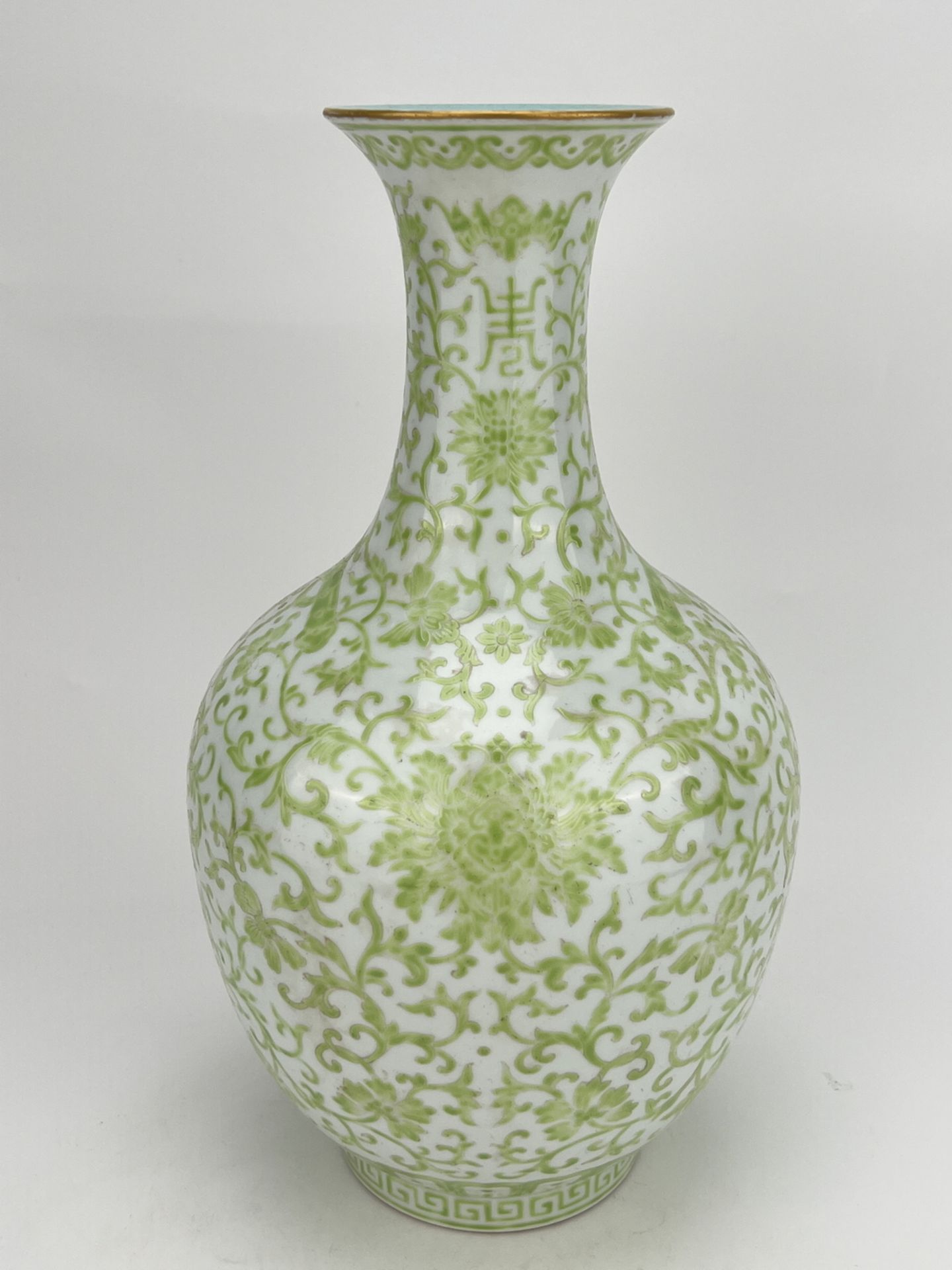 A Chinese Famille Rose vase, 18TH/19TH Century Pr. 