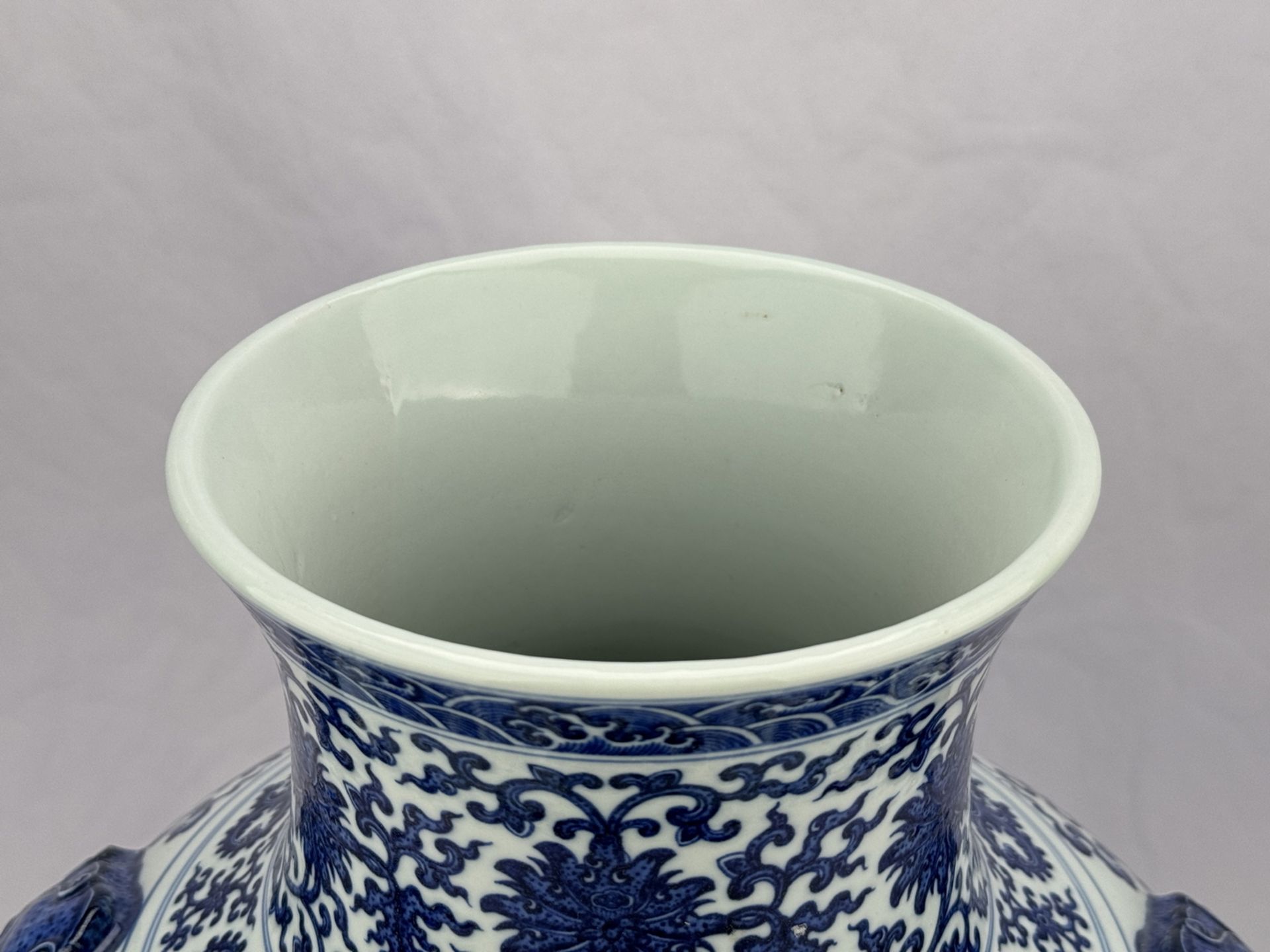 A large Chinese Blue&White vase, 17TH/18TH Century Pr.  - Bild 8 aus 11