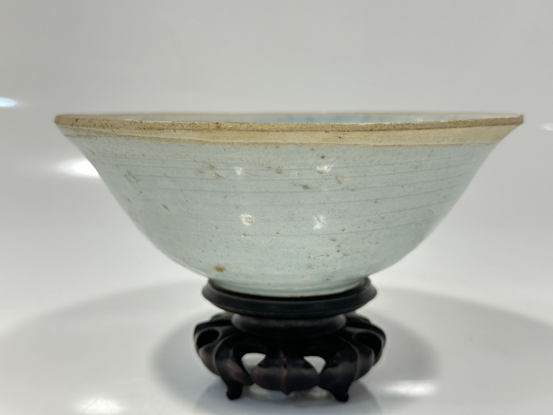A Chinese pale celadon bowl, 16/17 Century Pr.