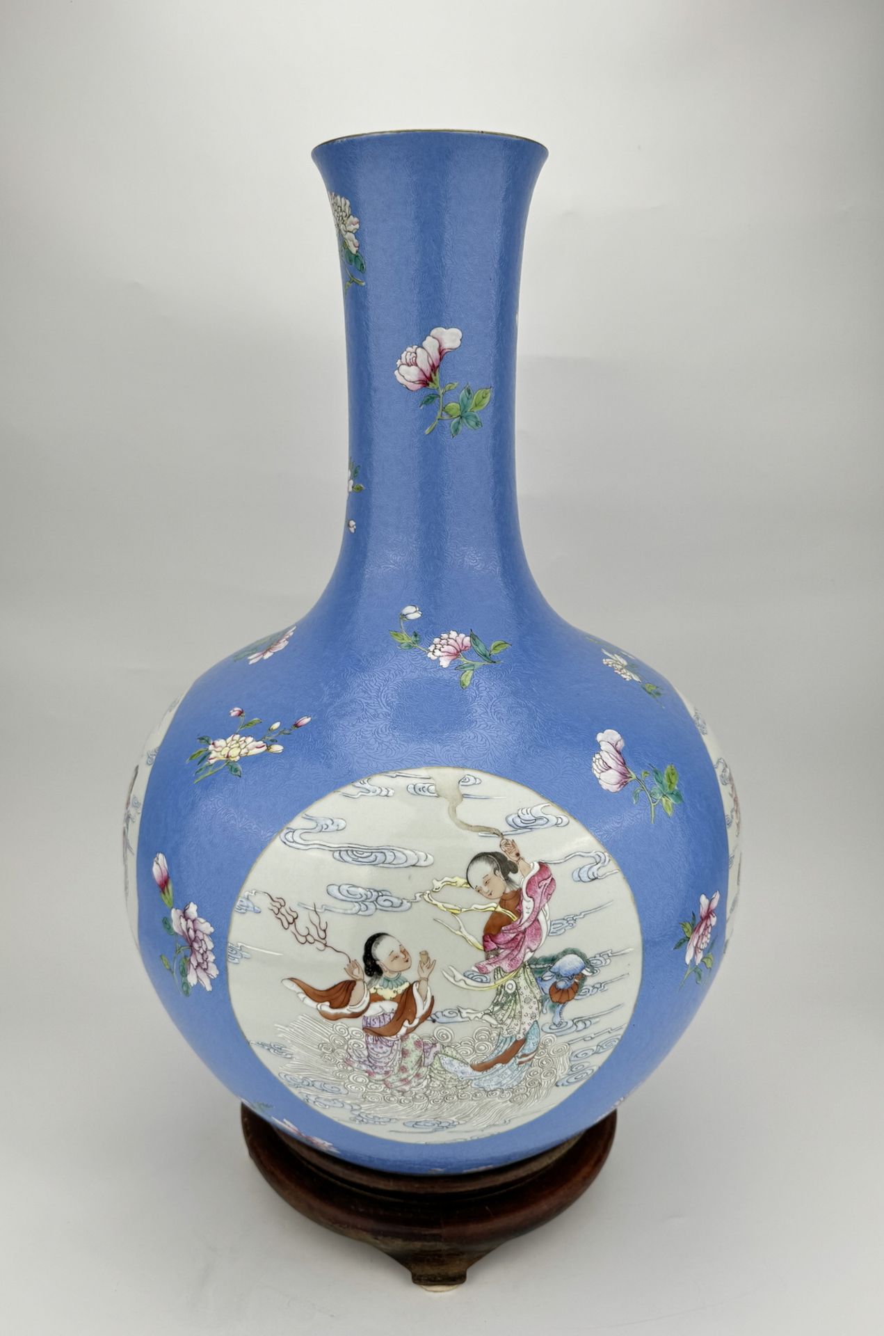 A Chinese Famille Rose vase, 17TH/18TH Century Pr.  