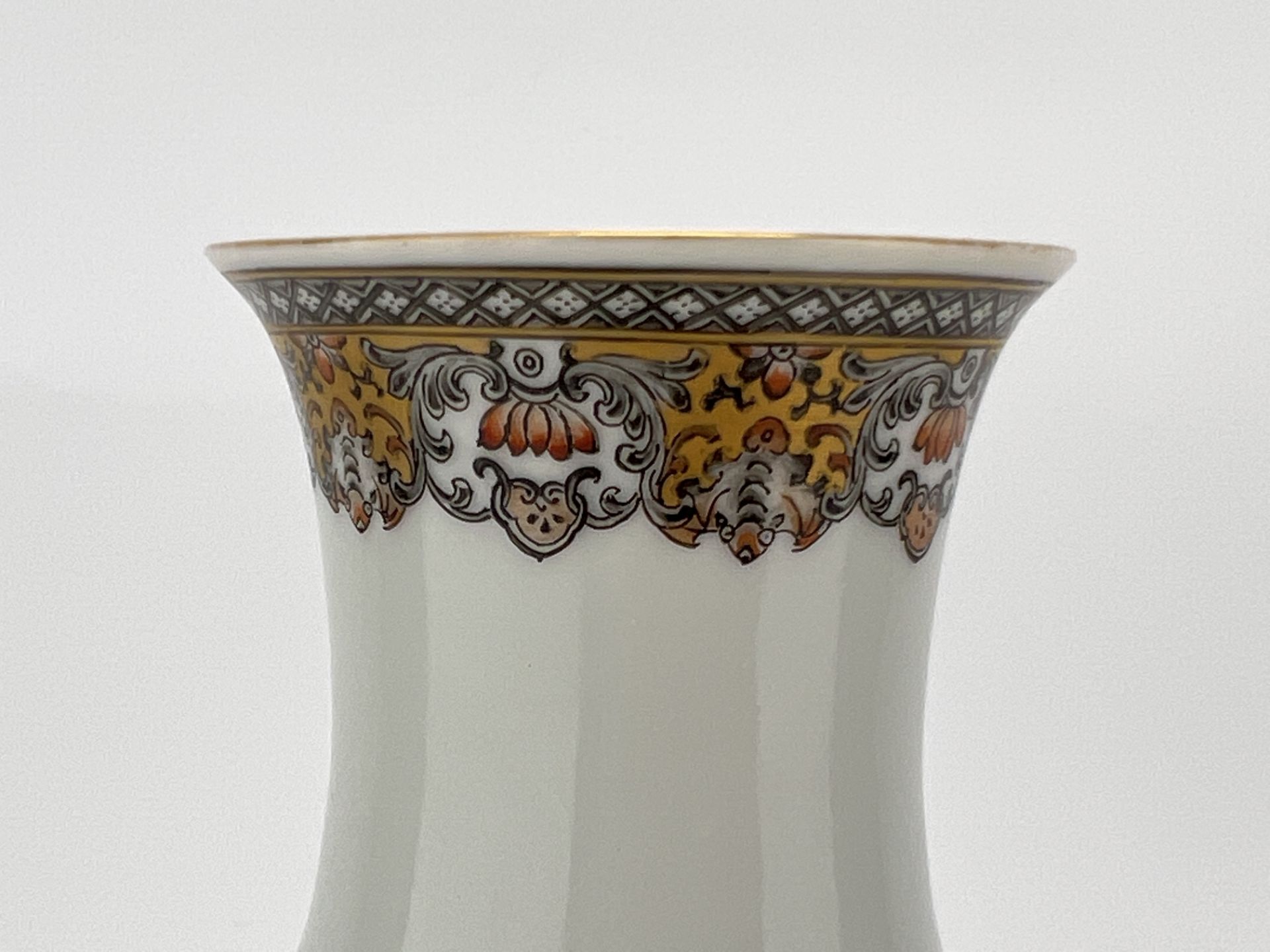 A Chinese Famille Rose gilt vase, 19TH/20TH Century Pr. - Bild 3 aus 10