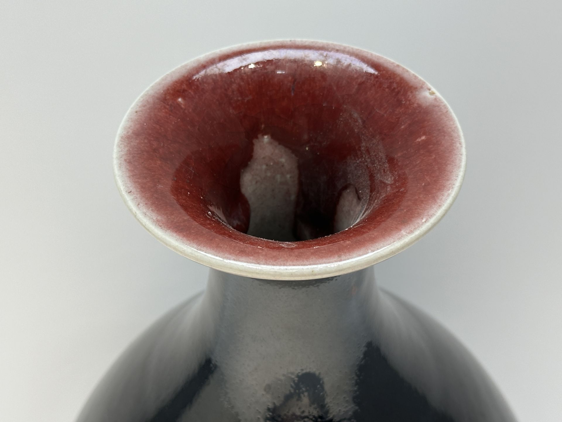 A Chinese red vase, 18TH/19TH Century Pr.  - Bild 5 aus 9