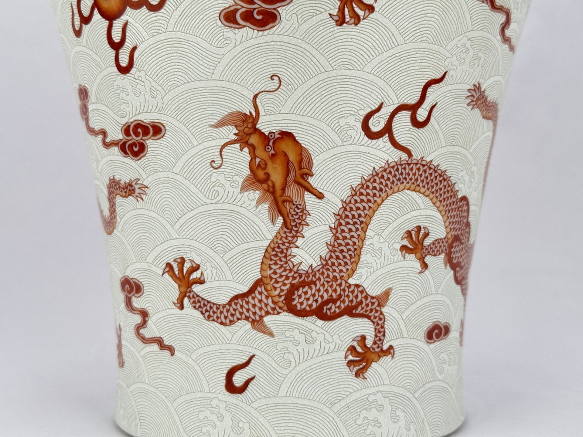 A Chinese empire style vase, 17TH/18TH Century Pr.  - Bild 7 aus 12