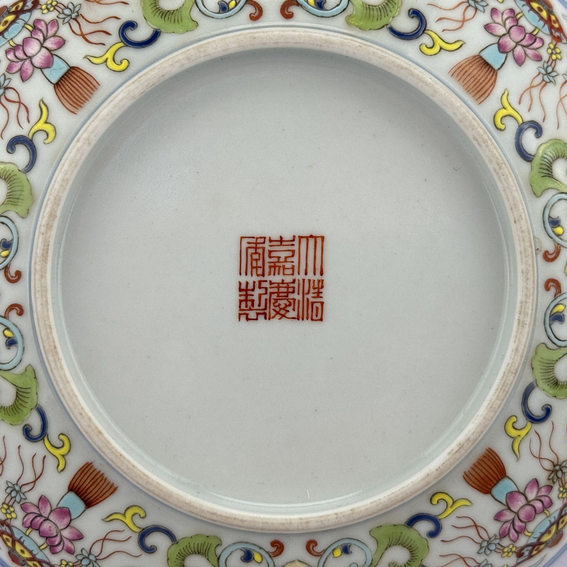 A Chinese Famille Rose dish, 18TH/19TH Century Pr.  - Bild 3 aus 5