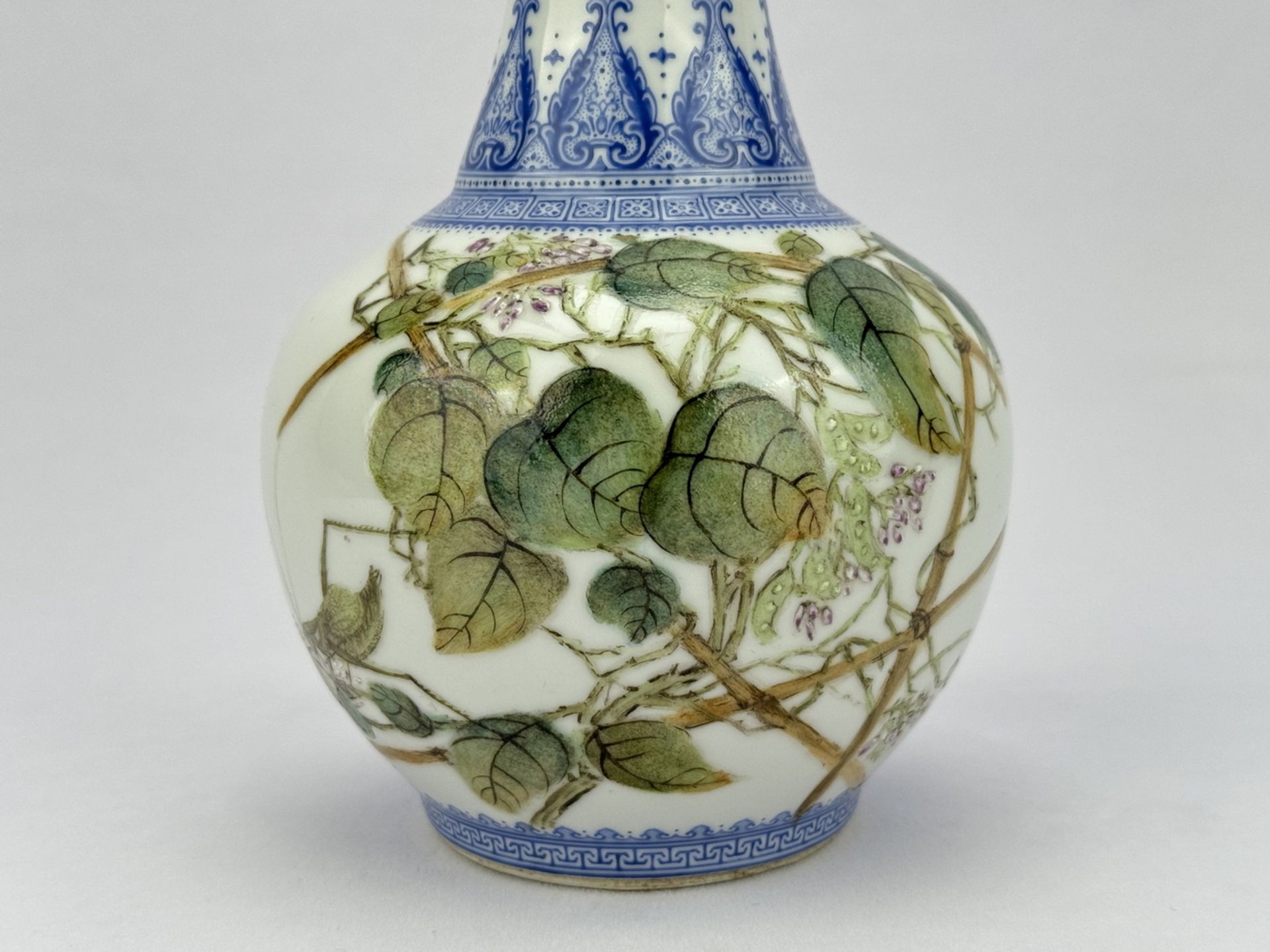 A Chinese Famille Rose vase, 19TH/20TH Century Pr.  - Bild 4 aus 6