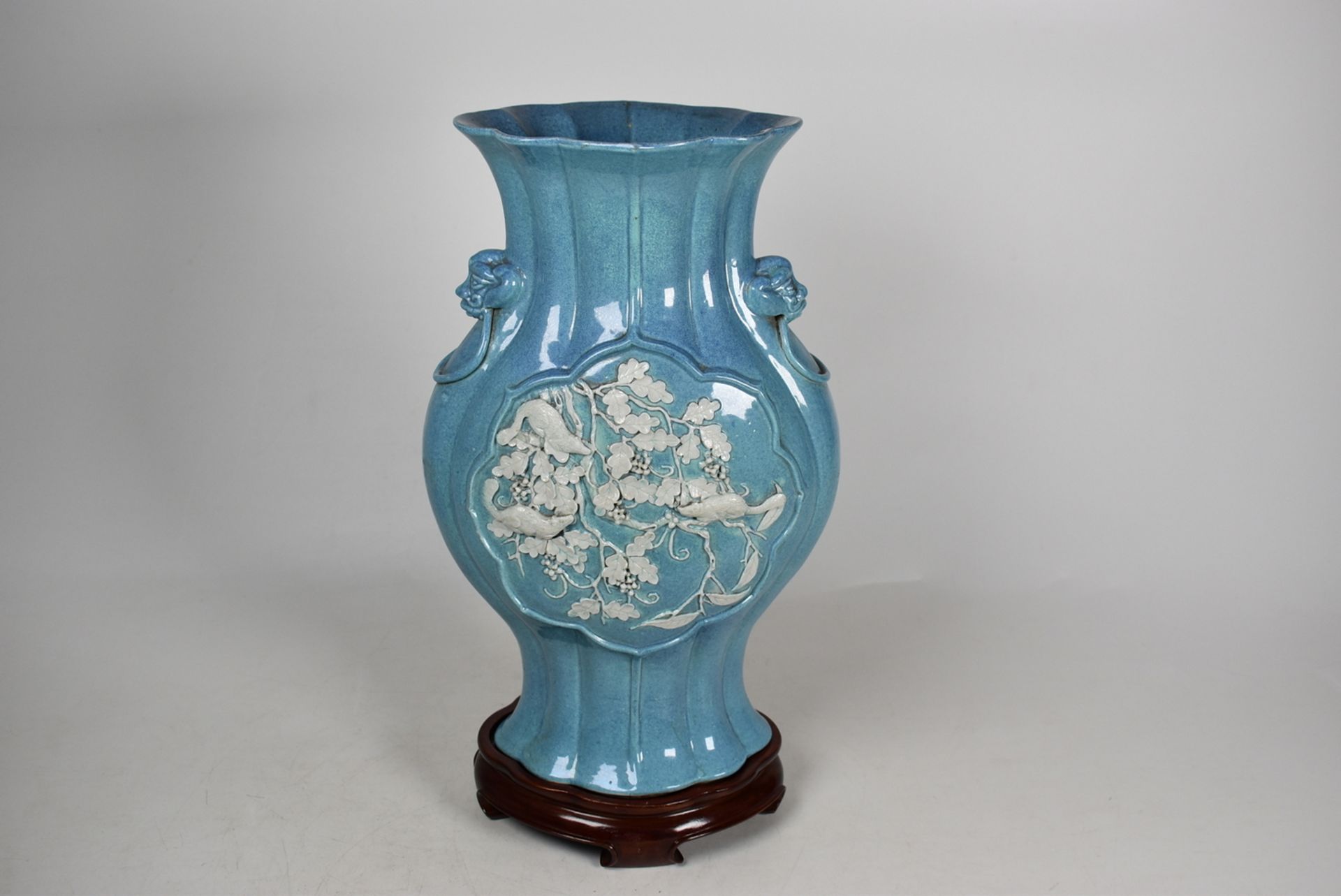 A Chinese green carved vase, 19TH/20TH Century Pr. 