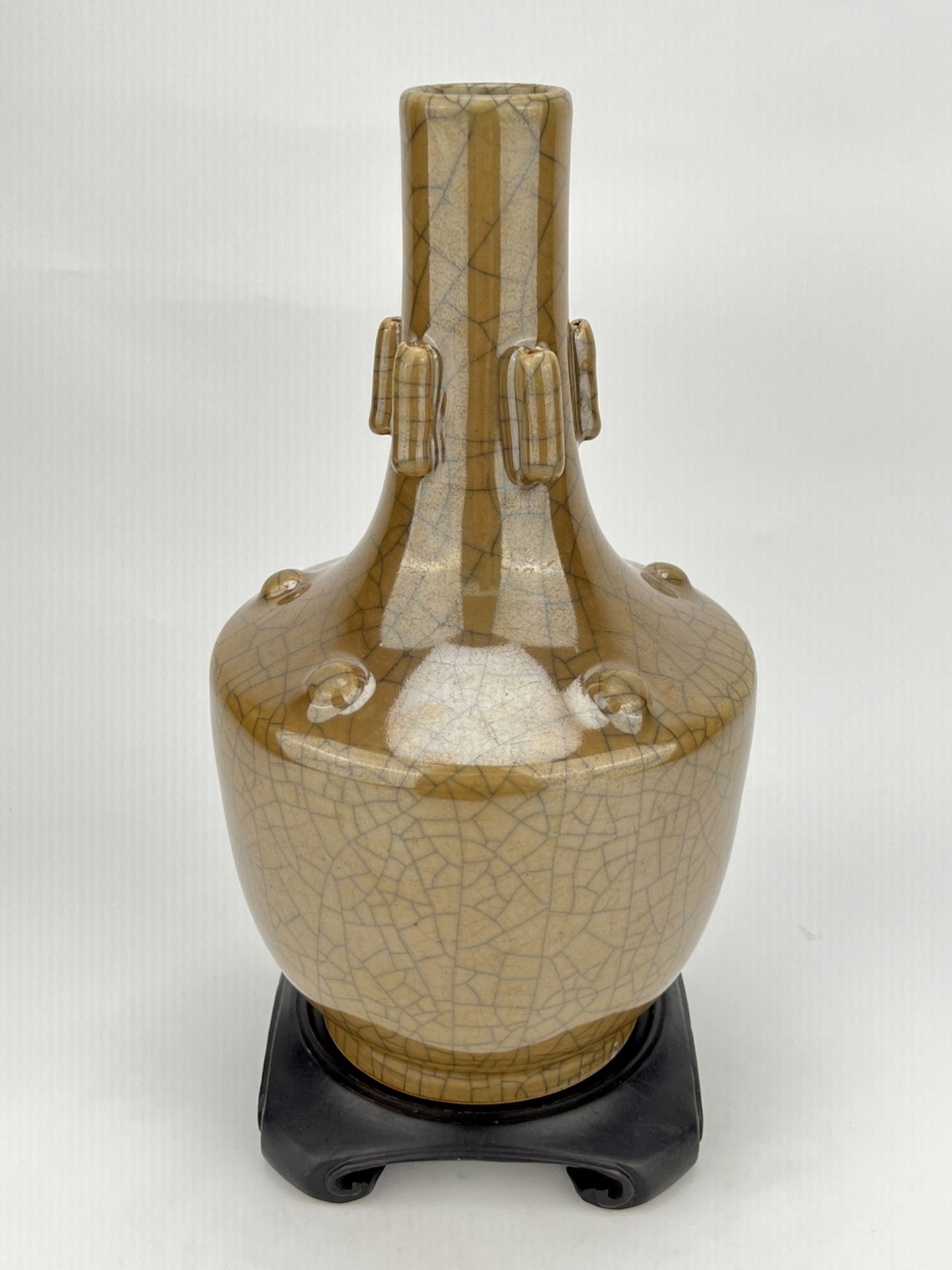 A Chinese Ge-type vase, 17TH/18TH Century Pr. 