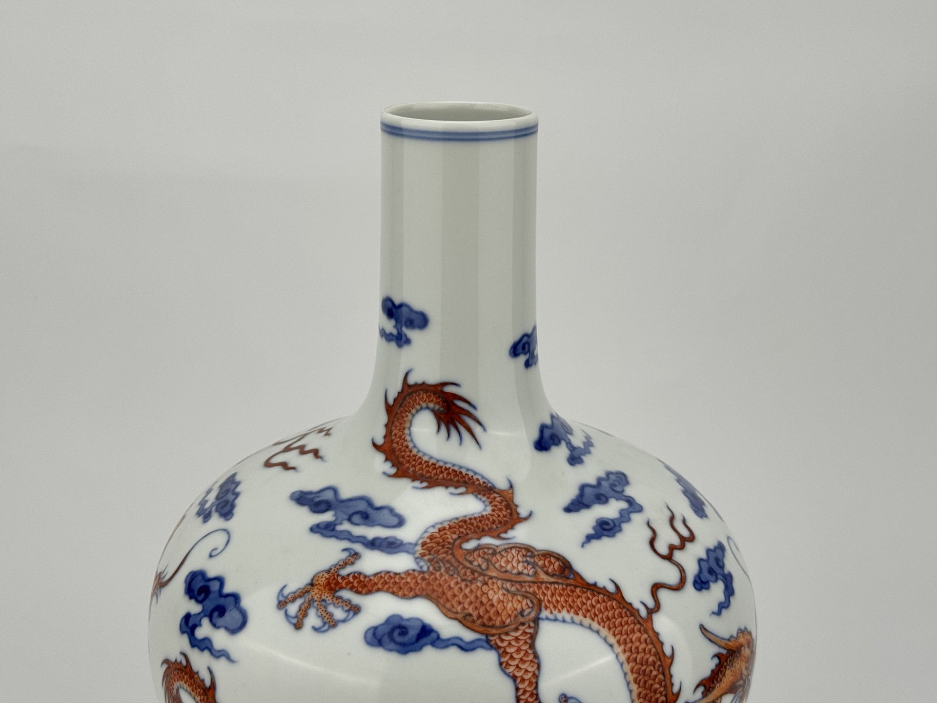 A Chinese Famille Rose vase, 17TH/18TH Century Pr.  - Bild 3 aus 8