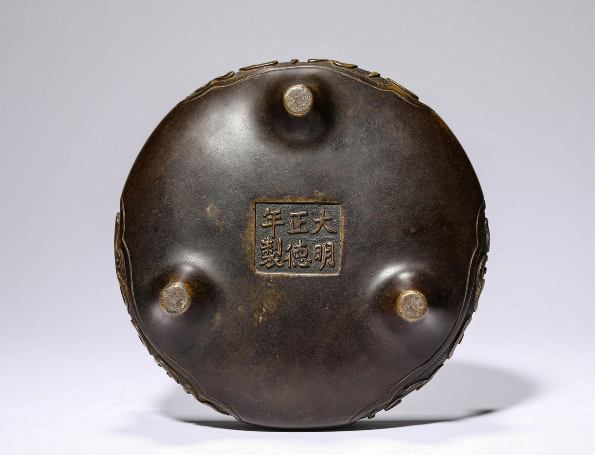 A Chinese bronze censor, 17TH/19TH Century Pr. - Bild 6 aus 6