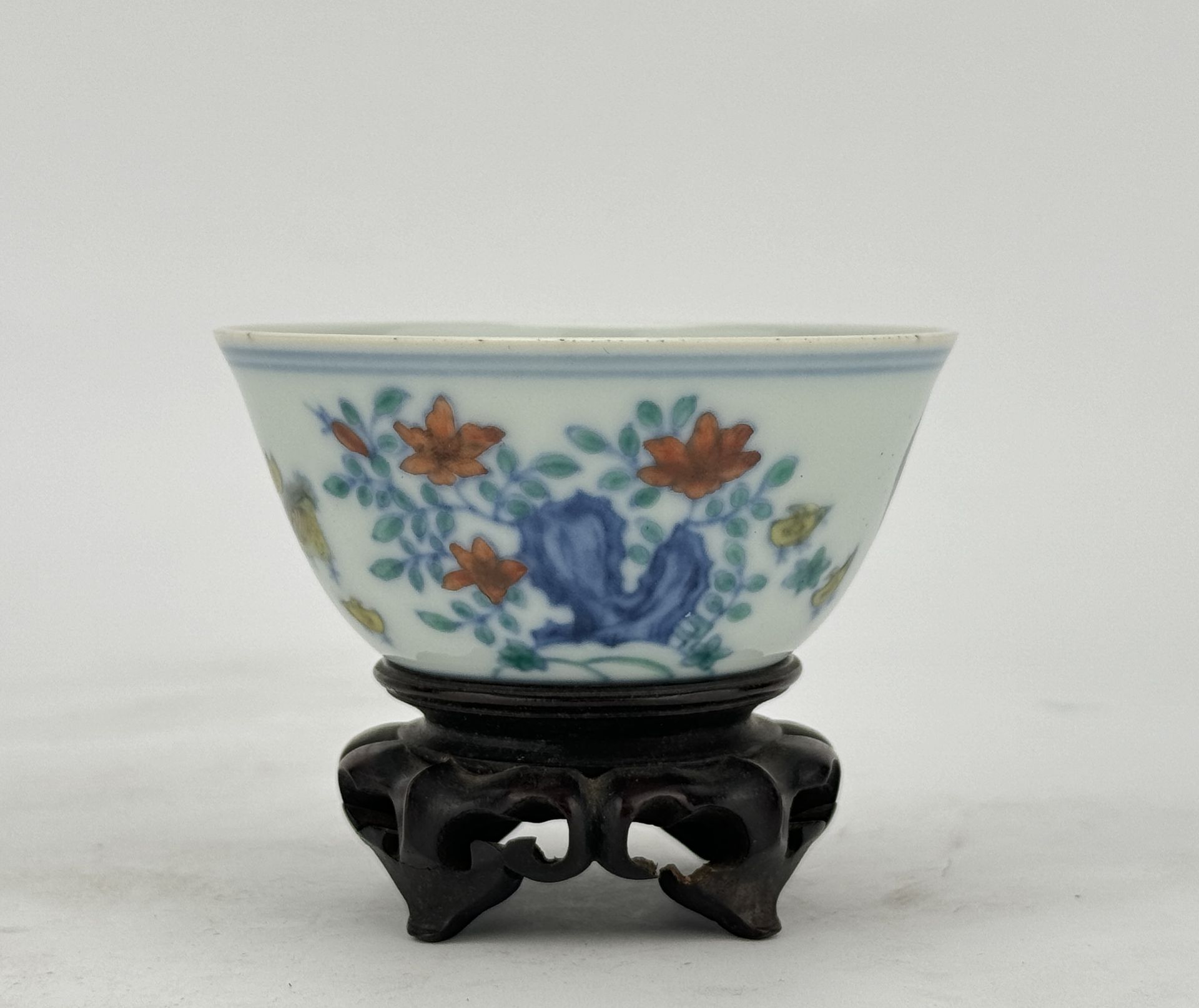 A Chinese DOUCAI cup, 17TH/18TH Century Pr.  - Bild 2 aus 5