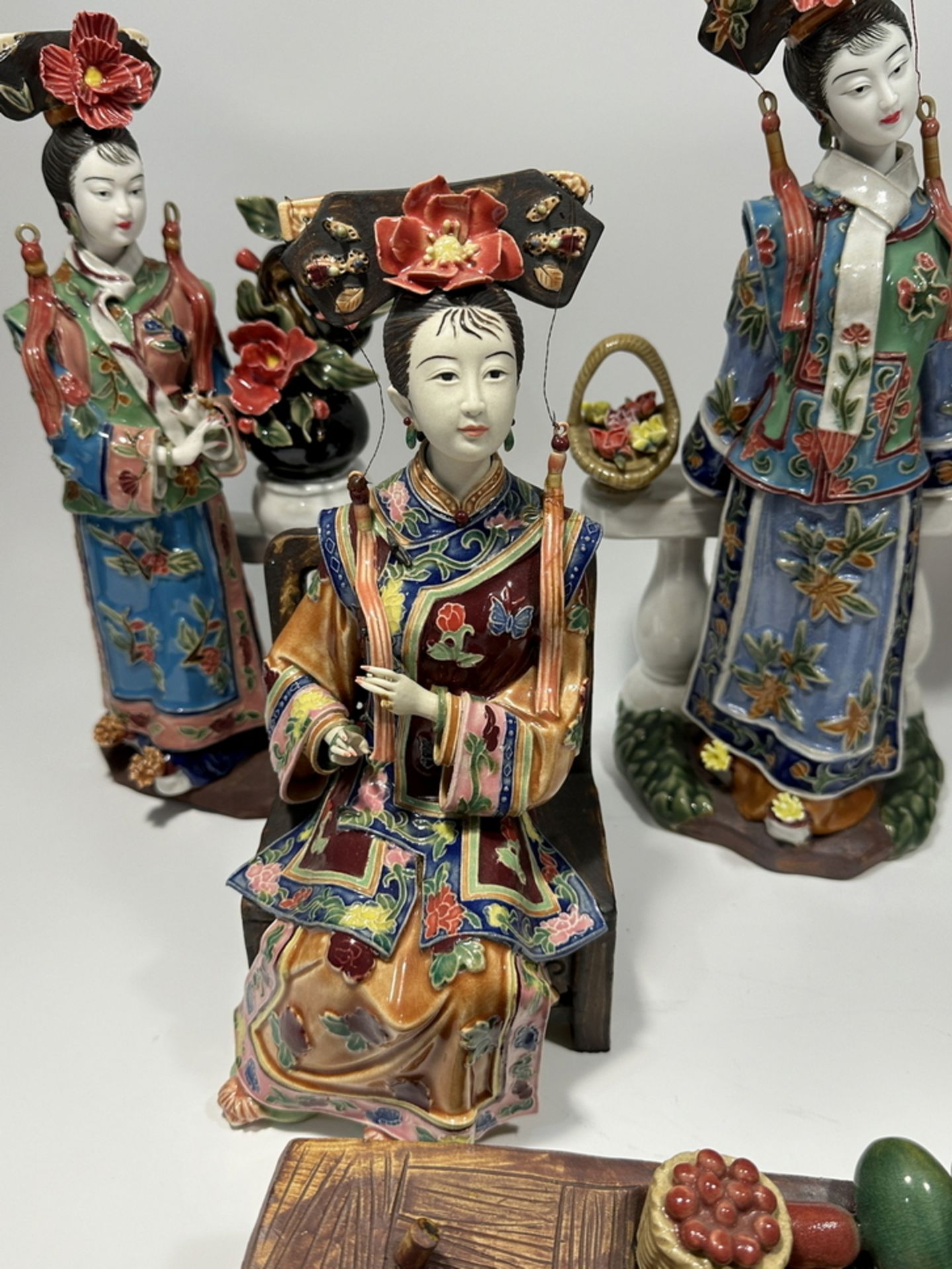 A set of creamic figures, 19TH/20TH Century Pr.  - Bild 3 aus 17