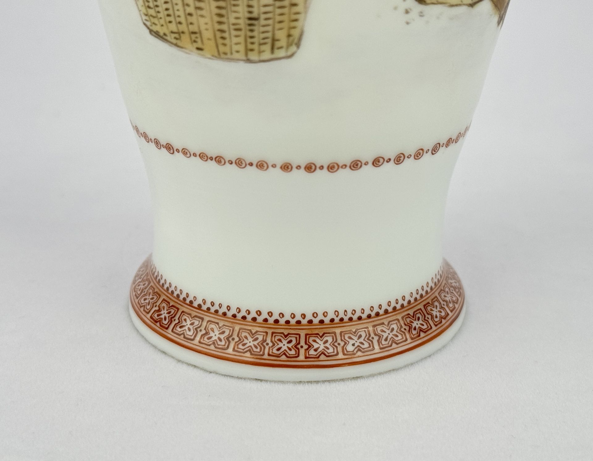 A Chinese Famille Rose vase, 19TH/20TH Century Pr.  - Bild 7 aus 9