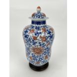 A Chinese lided Famille Rose vase, 17TH/18TH Century Pr. 