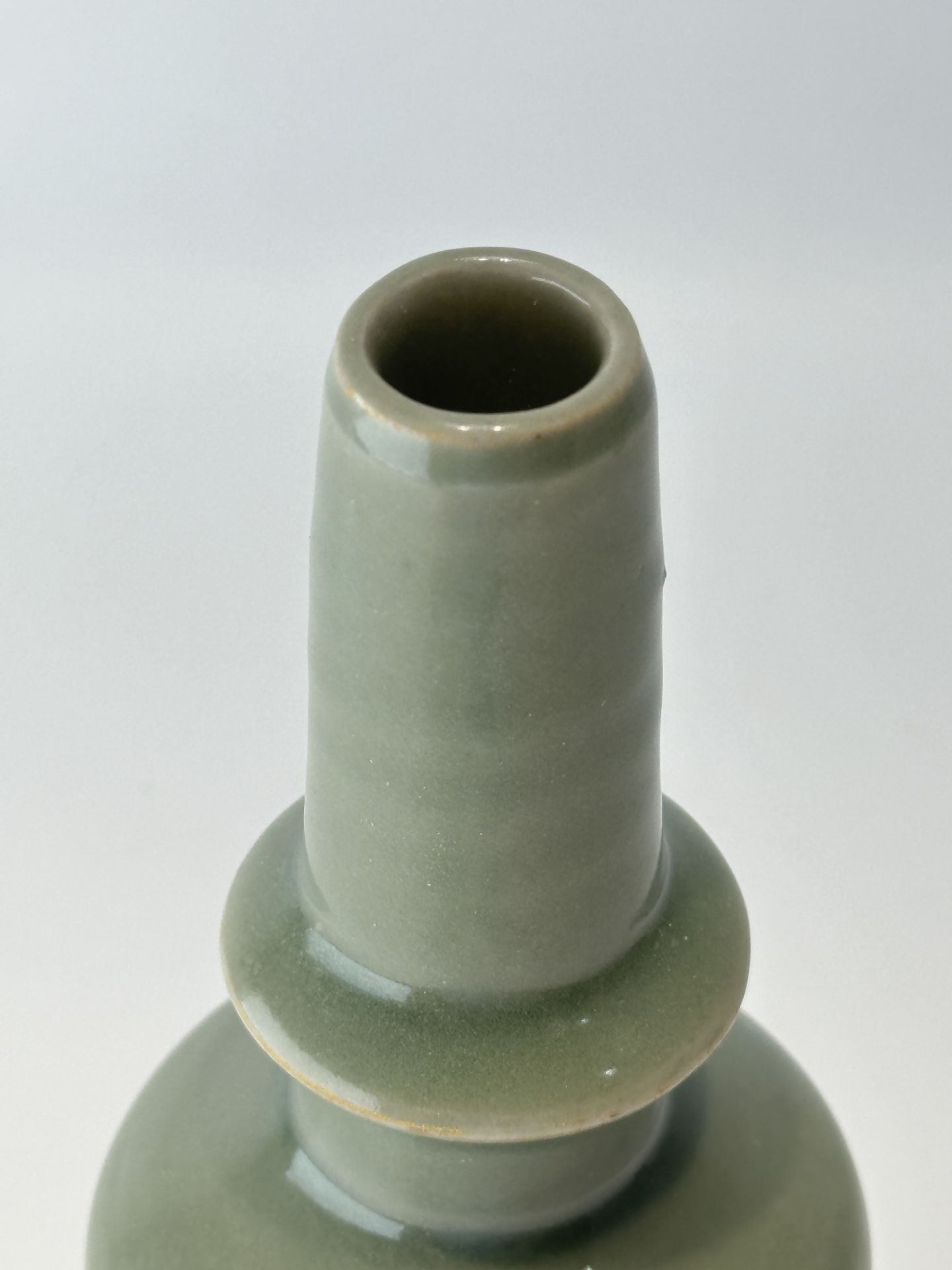 A Chinese celadon vase, 17TH/18TH Century Pr.   - Bild 4 aus 8