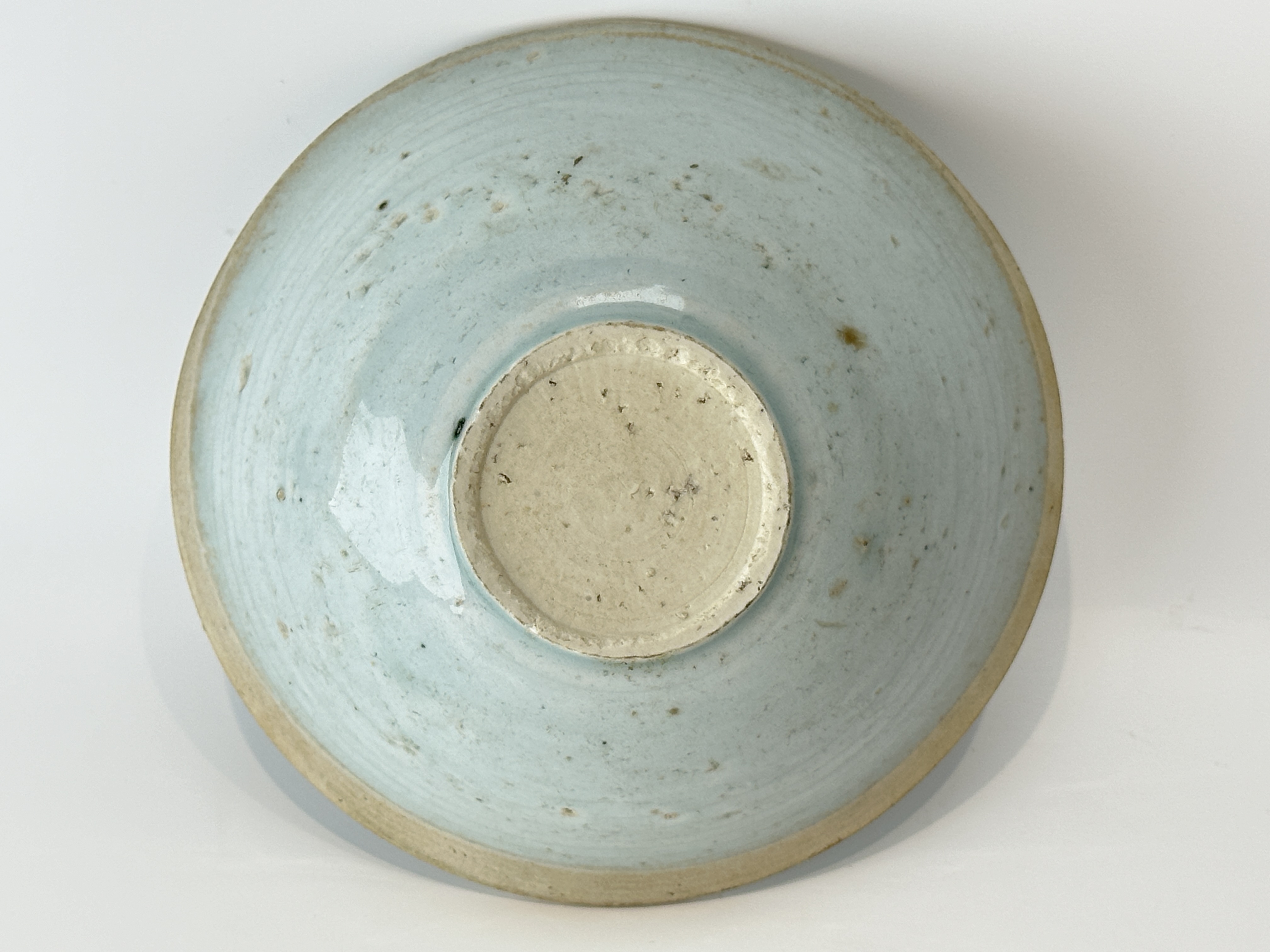 A Chinese pale celadon bowl, 16/17 Century Pr. - Image 2 of 11