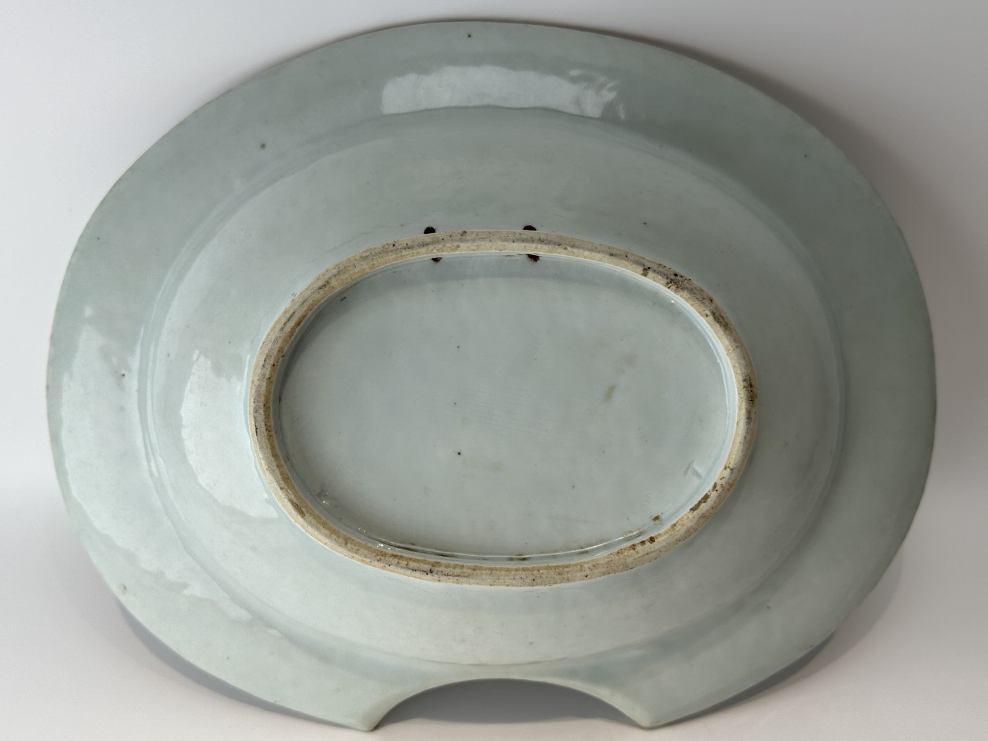 A Chinese Famille Rose dish, 17TH/18TH Century Pr. - Bild 2 aus 11