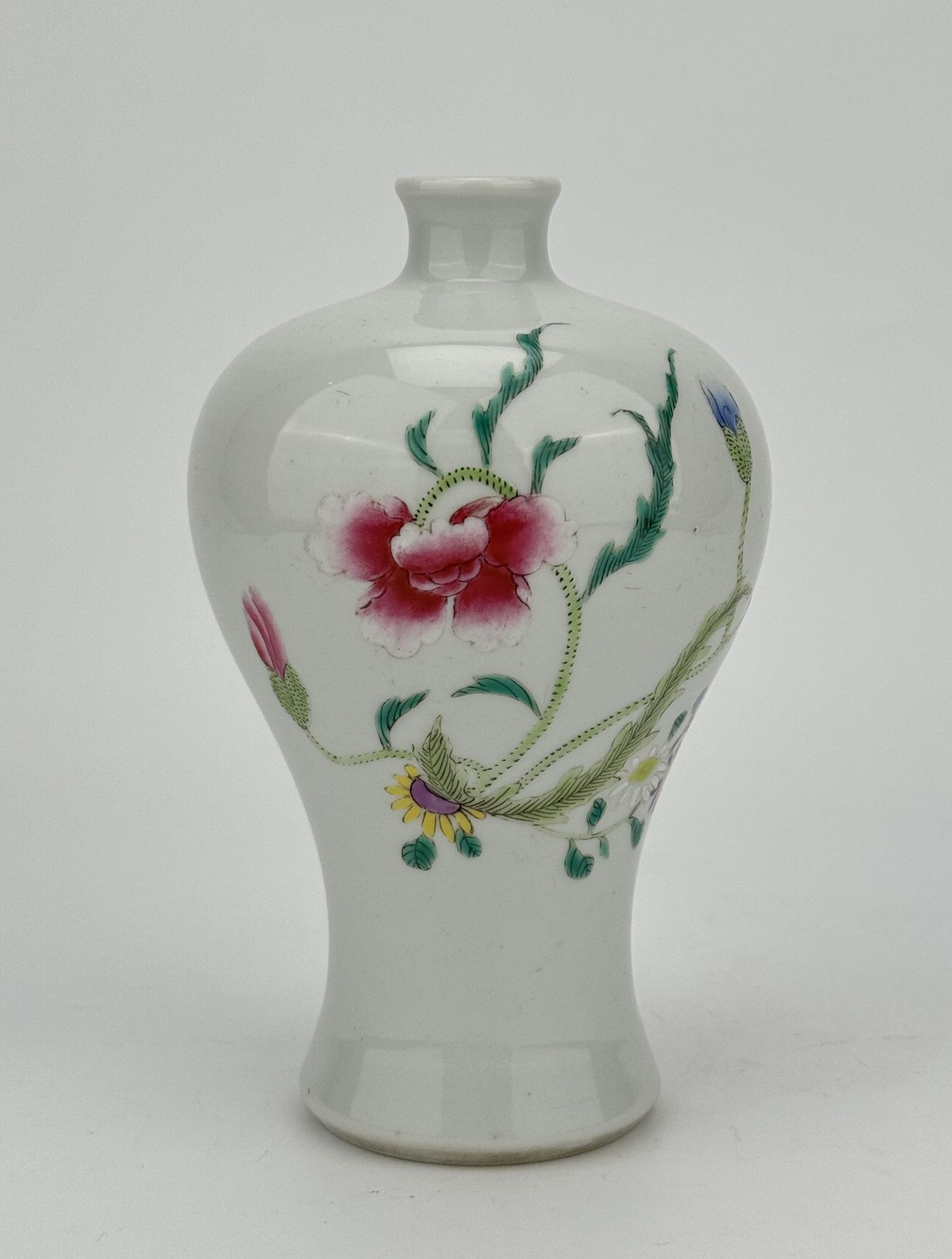 A Chinese Famille Rose vase, 17TH/18TH Century Pr. 